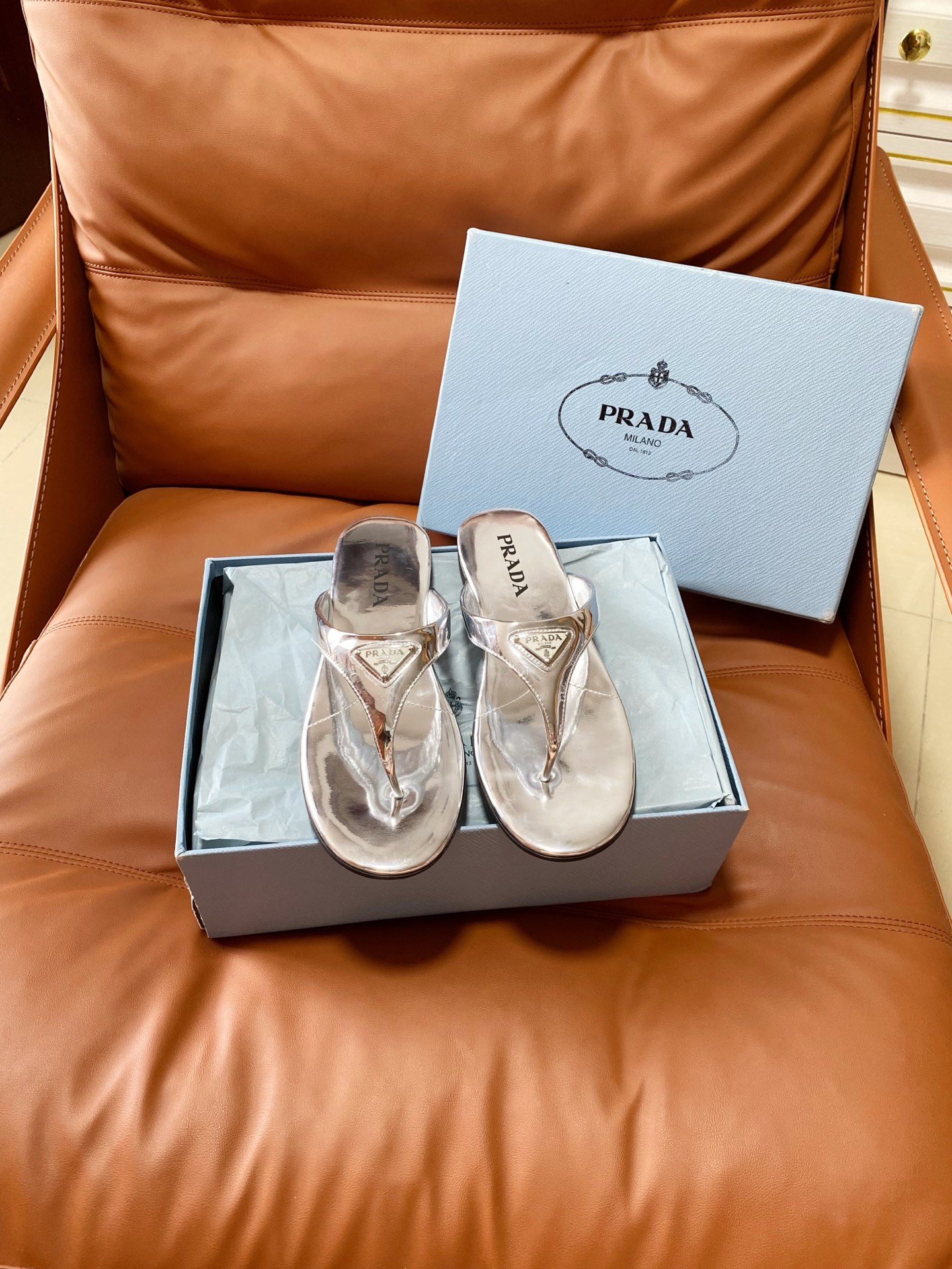 NO:875118,Prada Spring and Summer New Style Triangle Logo Sandals This is a must-have style for summer. It feels light, soft and delicate on the feet and is extremely comfortable to match. The upper is made of original imported patent leather and the lining is sheepskin. Size 35-40 (customized for 40), split-toe shoes, prada, prada, slippers, sheepskin19860909Prada 普拉达 春夏新款 三角标 凉拖鞋 这是夏天必入款,脚感轻盈柔软细腻 舒适度极高 随意搭配 鞋面采用原版进口漆皮 内里垫脚羊皮 码数35-40（40定做）,分趾鞋,prada,prada,slippers,sheepskin,Women's Shoes