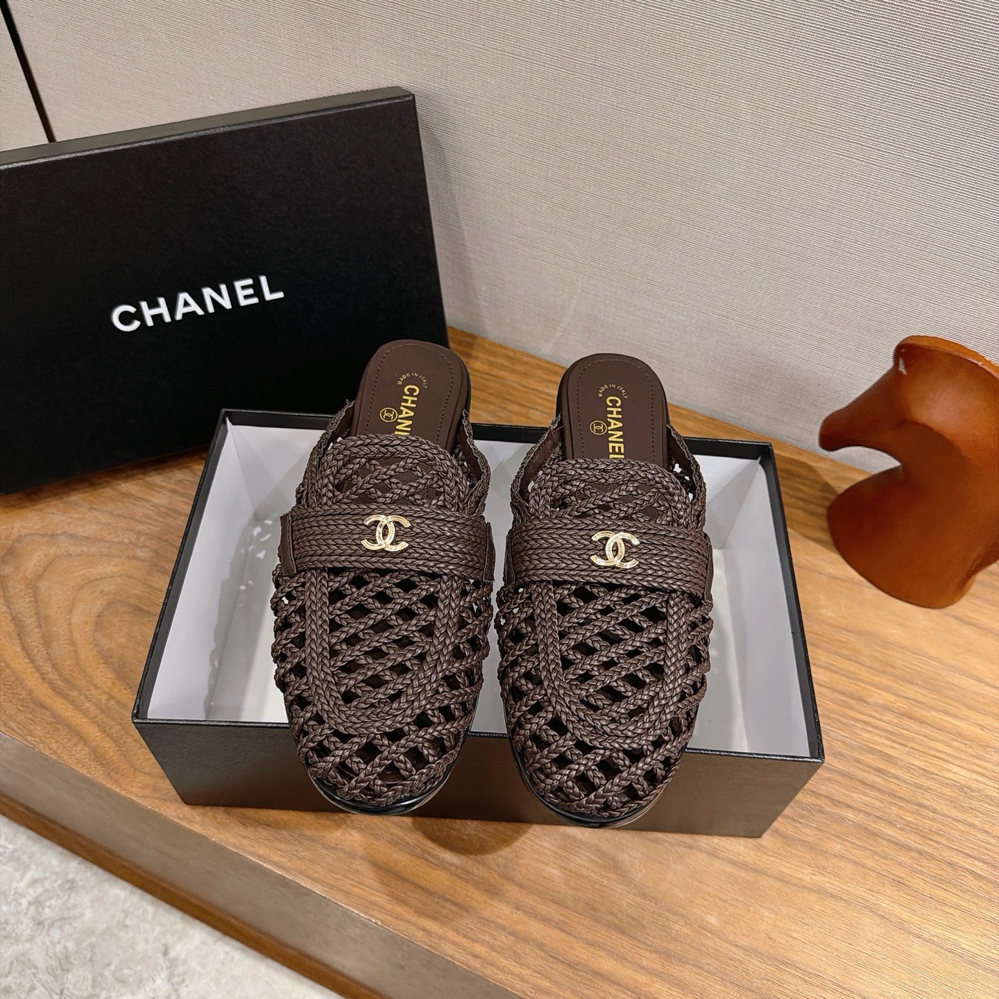 NO:926104,CHANEL* Chanel Xiaoxiang 2026 counter synchronized new high-heeled shoes and hollow loafers and sandals, minimalist design, super easy to match with daily style, no matter the height, the texture is impeccable. The small square toe design makes you slim and not picky about the shape of your feet. The upper feet are super beautiful, playful and high-end!  It’s worth grouping up with sisters to get the same style!  Sheepskin upper, sheepskin lining, outsole, genuine leather outsole imported from Italy, size 35-39 (40.41 custom made, non-returnable, non-exchangeable), single shoes, chanel, chanel, loafers, sandals, high heels, sheepskin, Leather soles19860909CHANEL* 香奈儿小香2026专柜同步新款高跟鞋镂空乐福鞋凉鞋 极简设计 超好搭配的日常款、无论高度 质感都无可挑剔.小方头设计 显瘦不挑脚型 ,上脚超级好看,俏皮又高级！值得姐妹组团get同款！ 鞋面对版羊皮 内里羊皮内里 大底意大利进口真皮大底 码数35-39（40.41订做不退不换),单鞋,chanel,chanel,loafers,sandals,high heels,sheepskin,Leather soles,Women's Shoes