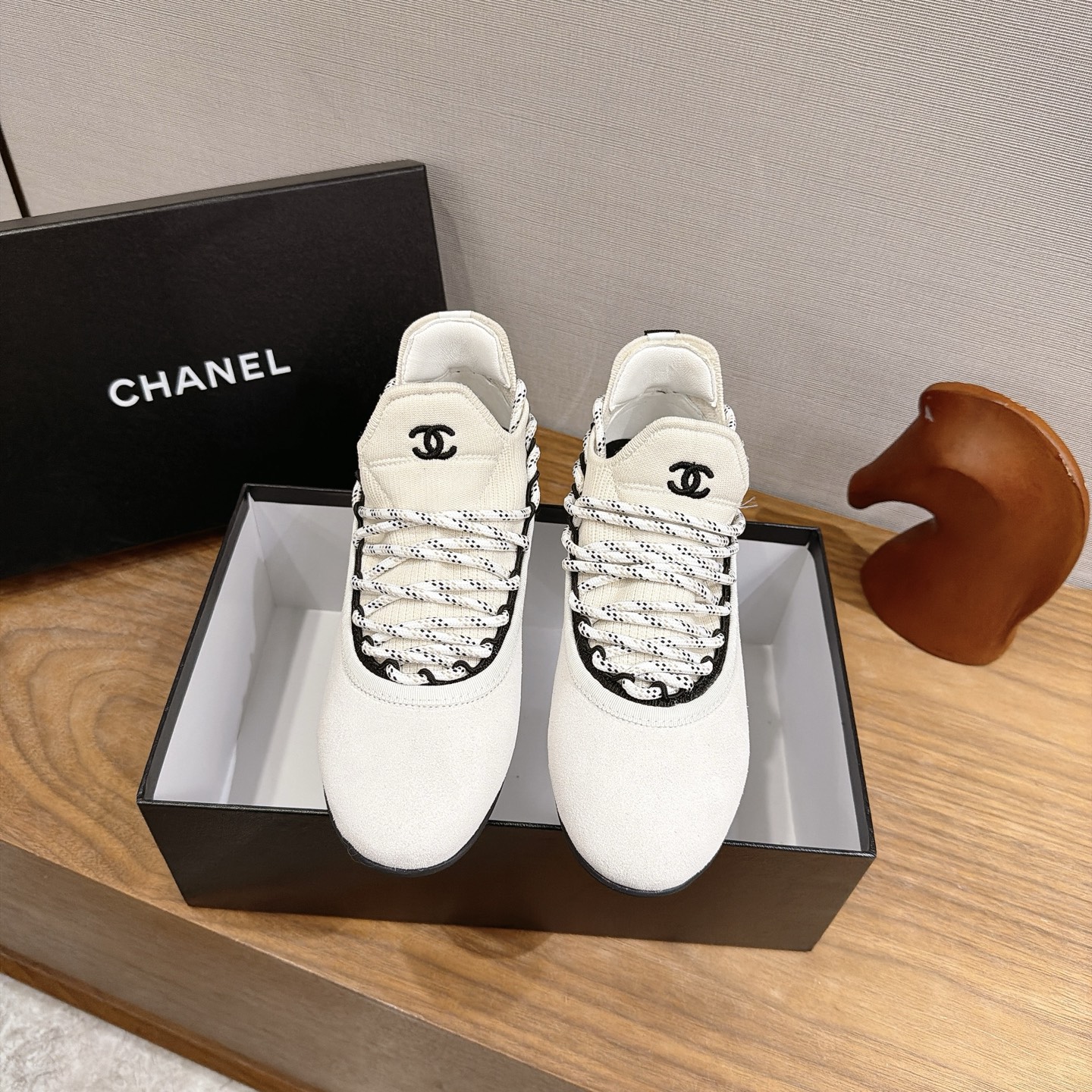 NO:926094,Chanel's new moral training shoes for early autumn, high version. The price of this season's high-end handmade workshops is super good, and the texture is also good. The super soft inner leather is soft and comfortable to wear. The upper is spliced with flying woven straps, which has a sporty and fashionable sense. The style of small single shoes is optimized into sports shoes. The integration is super good, giving people a refreshing feeling, and the feet are delicate and super beautiful.  Upper mercerized cow suede/super soft sheepskin/fly weave, lining sheepskin, open molded TPU two-color outsole Size: 35-39 (customized at 40.41), casual shoes/sports shoes, chanel, sneakers, sheepskin19860909Chanel早秋新款德训鞋 高版本 这一季的高级手工坊价格超级好,质感也好,超柔软的里皮面皮 穿起来软软的 舒适度夯爆了 鞋面拼接飞织绑带 运动感 时尚感满满 将小单鞋的风格 优化到运动鞋上,融合的超好 给人耳目一新的感觉 并且上脚具秀气 超级无敌好看 鞋面丝光牛反绒/超软绵羊皮/飞织 内里绵羊皮 鞋底开模TPU双色大底 Size: 35-39（40.41订做）,休闲鞋/运动鞋,chanel,sneakers,sheepskin,Women's Shoes