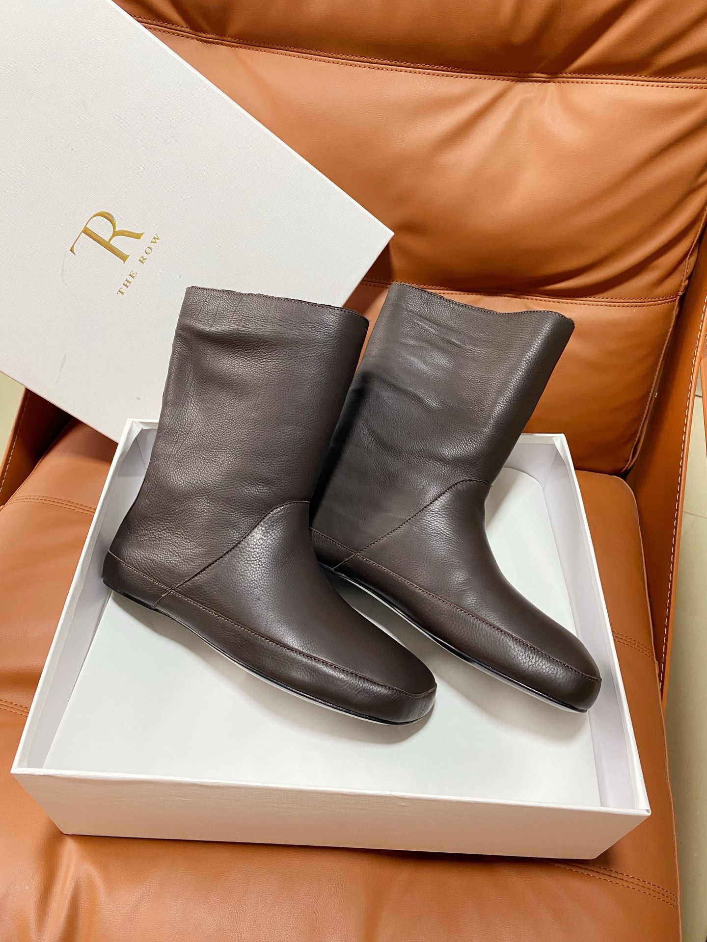NO:926101,The row fur boots are online. A breath of fresh air in winter. When you start to hate snow boots, when you are tired of fur boots, take a look at this simple and elegant versatile model. The fur is integrated with imported lamb hair and original cowhide. 35-40, boots, boots, cowhide19860909the row毛靴上线啦 冬季里的一股清流,当你开始讨厌了雪地靴,当你厌倦了毛里皮靴,看看这款简洁大气的百搭款 皮毛一体进口小羊羔毛,原版牛皮面. 35-40,靴子,boots,cowhide,Women's Shoes