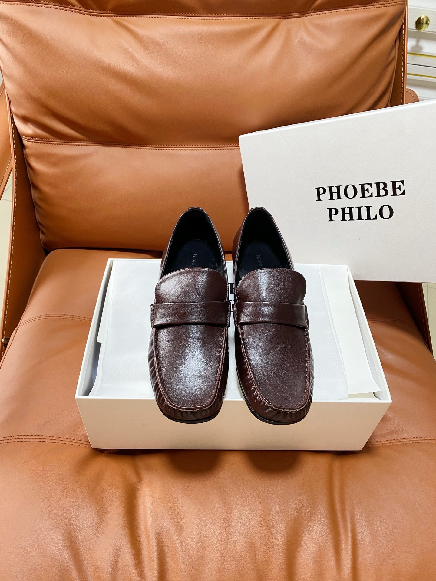 NO:926092,Phoebe Phil*'s new loafers are classic ballet shoes with a small bow on the toe, giving them a soft and girly feel. The elastic pleated design of the shoe mouth can easily fit wide and thin feet regardless of foot shape, and the upper foot is slimmer. The soft shoe body makes the foot feel as light as stepping on clouds. It can be used for daily commuting, shopping, walking, and short trips, and it will not tire your feet at all if you wear it for a long time.  It is the kind of universal style that can be worn in your wardrobe. It can be paired with a dress for a gentle fairy style, with jeans for a casual and relaxed style, and with suit pants for a commuting elegance. It can be worn in all seasons. Butter leather upper, sheepskin lining size 35-41 (customized sizes 40 and 41 are non-refundable), loafers, skirts, jeans, business suit, sheepskin19860909Phoebe Phil*新款乐福鞋 经典的芭蕾鞋型,搭配鞋头的小蝴蝶结,自带软萌的少女感.鞋口的松紧褶皱设计,不挑脚型,宽脚瘦脚都能轻松适配,上脚也更显脚瘦.软乎乎的鞋身,脚感轻盈得像踩在云朵上,日常通勤、逛街散步、短途出游,久穿也完全不会累脚. 它是那种能搭遍你衣柜的万能款,配连衣裙是温柔仙女风,配牛仔裤是随性松弛风,配西装裤又能穿出通勤的优雅感,四季都能穿. 鞋面牛油皮 内里羊皮 size35-41码（40、41码定制不退换）,乐福鞋,loafers,skirts,jeans,business suit,sheepskin,Women's Shoes