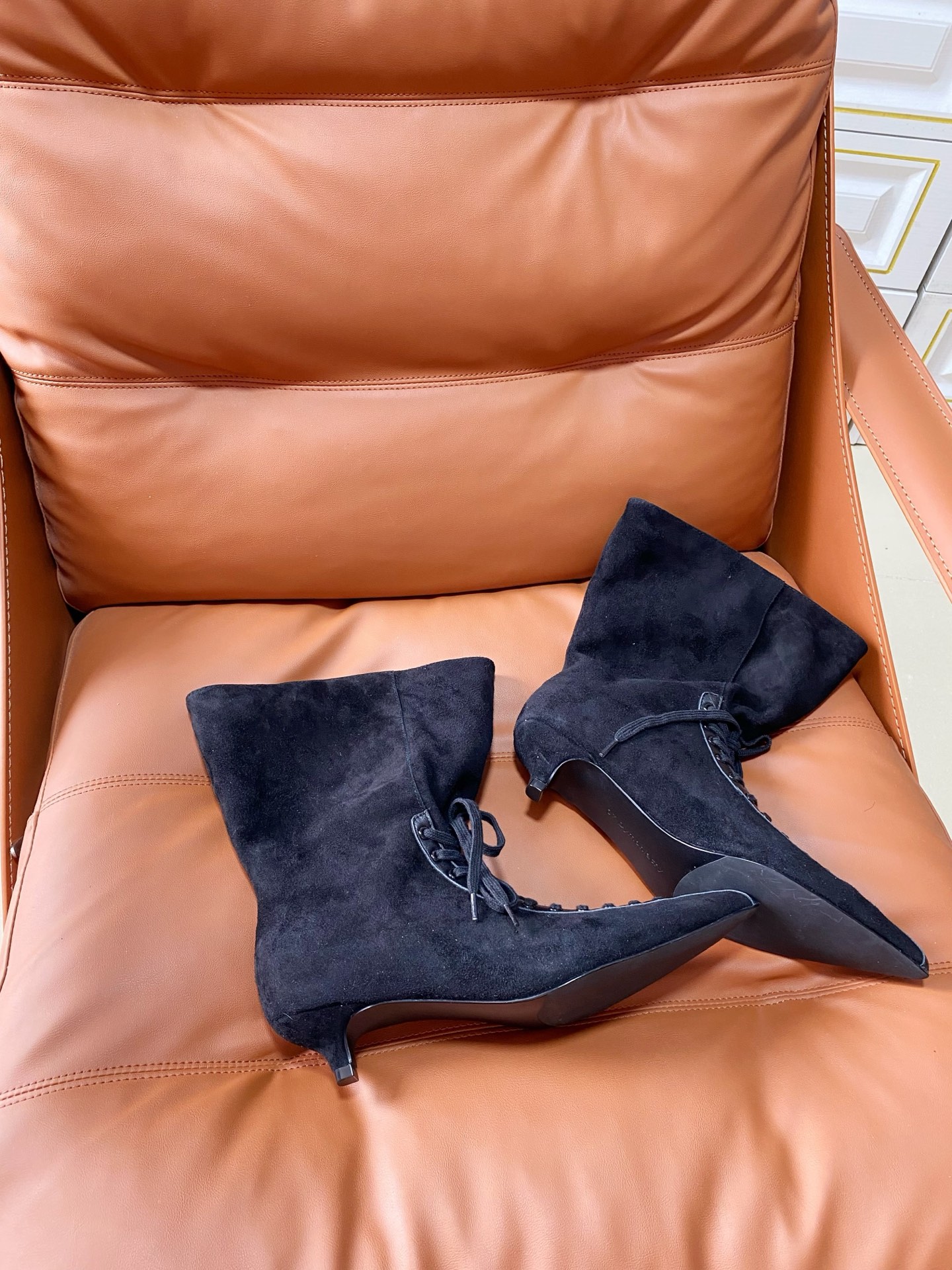 NO:926184,Dymonlatry witch boots Shu Qi's same 26 autumn and winter 'Arcana' series witch boots, fashionable pointed toe shape and loose wide-leg design, showing multiple matching inspirations for skirts and trousers, Victoria lace design, showing a classic temperament, soft and casual palm card color sheep suede leather, bringing fashionable dressing inspiration for autumn and winter, exquisite kitten heel, completely walkable, heel height 3.5cm, size 35-39 (order 40), boots, boots, skirts19860909Dymonlatry女巫靴 舒淇同款26秋冬“Arcana”系列女巫靴,时装感尖头造型与松弛感宽筒设计,呈现裙装与裤装多重搭配灵感,维多利亚鞋带设计,呈现古典气质,柔软随性的棕榈卡色羊反绒皮,给秋冬带来时髦穿搭灵感,精致小猫跟,完全可暴走,跟高3.5cm,尺码35-39（40订）,靴子,boots,skirts,Women's Shoes