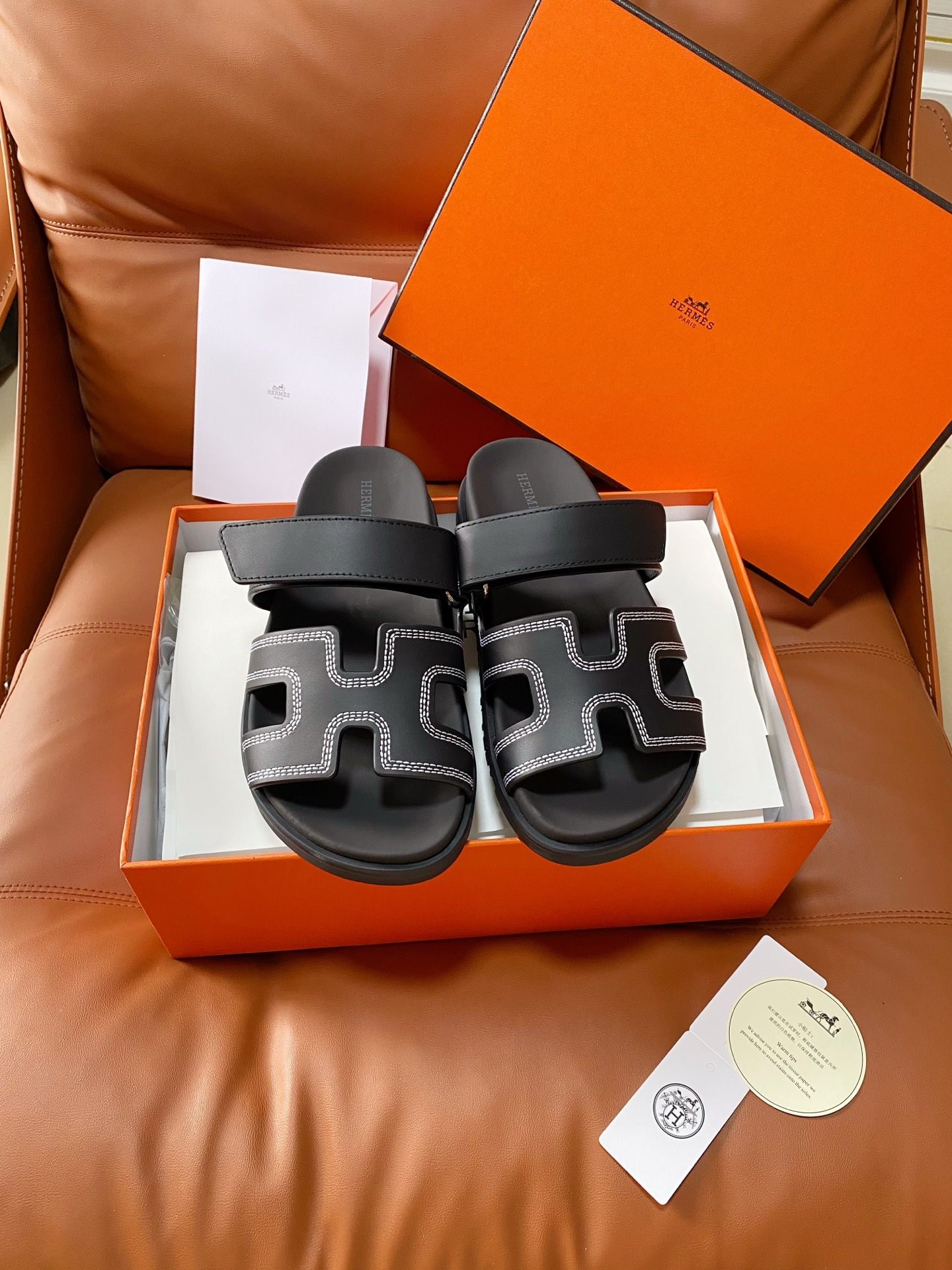 NO:926176,Produced in 26ss new colors, original outer box packaging, top version (men's size) new Herme* H family chypre second uncle's shoes, H-shaped hook and loop flat bottom, new color-blocking sandals and slippers, purchased from ZP, top original quality, the highest version on the market. The upper is imported first-layer cowhide/cowhide lining, and the original open-molded outsole. You get what you pay for, real materials, whether it is leather, last type, sole, or craftsmanship, all are consistent with ZP  Size 35-39 (40.41.42 can be customized without return or exchange) Men's size 39-44 (45, 46 customized) Comes with H full set of high-end packaging, slippers, hermes, sandals, slippers, cowhide1986090926ss新色出品 原版外盒包装另配 顶级版本 (男码) 上新Herme* H家chypre二舅鞋H型魔术贴平底新款拼色凉鞋拖鞋 ZP购入,顶级原单品质,市面最高版本 鞋面进口头层牛皮/牛皮里 原版开模大底.一分钱一分货,真材实料,无论是皮料、楦型、鞋底、工艺,都跟ZP一致 Size35-39码(40.41.42可定制不退不换） 男码39-44（45、46订做）  配H全套高端包装,拖鞋,hermes,sandals,slippers,cowhide,Women's Shoes