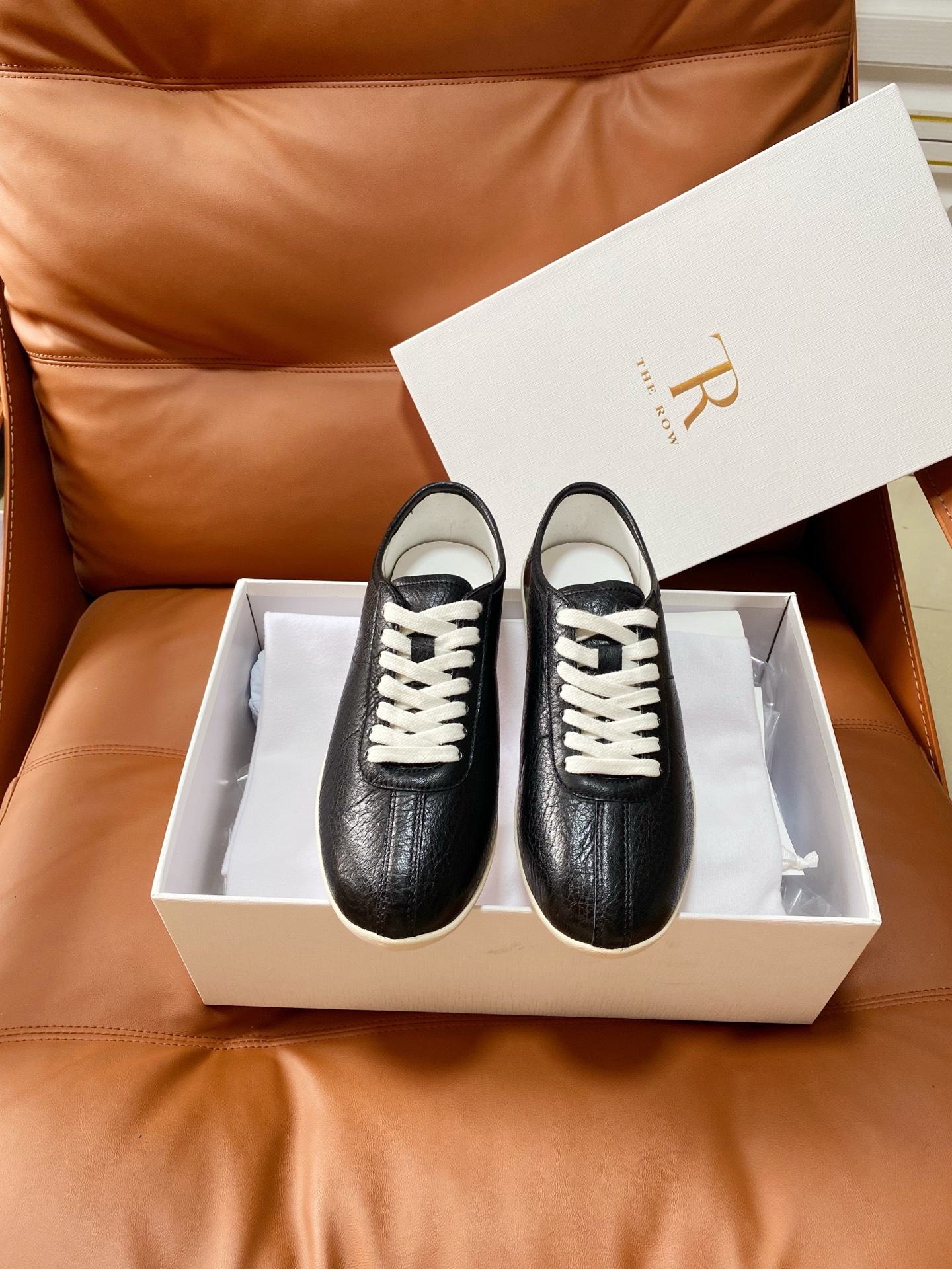 NO:926166,THE ROW minimalist style genuine leather casual white shoes, which are classic moral models of the brand. Low-top narrow shoe shape, simple split line design, matched with off-white laces and rubber-colored flat soles, clean lines. Minimalism, a pair of plain white shoes can provide a sense of relaxation throughout the season. All unnecessary decorations are removed, leaving only the texture of the leather itself. Upper: two-color sheepskin, lining: sheepskin, feet: sheepskin  Outsole: rubber outsole, size 35-39 (40 custom made, non-returnable), casual shoes/sports shoes, sneakers, sheepskin19860909THE ROW 极简风真皮休闲小白鞋,属于品牌经典的德训款.  低帮窄楦鞋型,简约分线设计,搭配同色系米白鞋带与生胶色平底,线条干净利落.极简主义,一双素净小白鞋,承包一整个季节的松弛感.褪去所有多余装饰,只留皮革本身的质感. 鞋面:双色羊皮 内里:羊皮 垫脚:羊皮 大底:橡胶大底 码数35-39(40定做不退换）,休闲鞋/运动鞋,sneakers,sheepskin,Women's Shoes