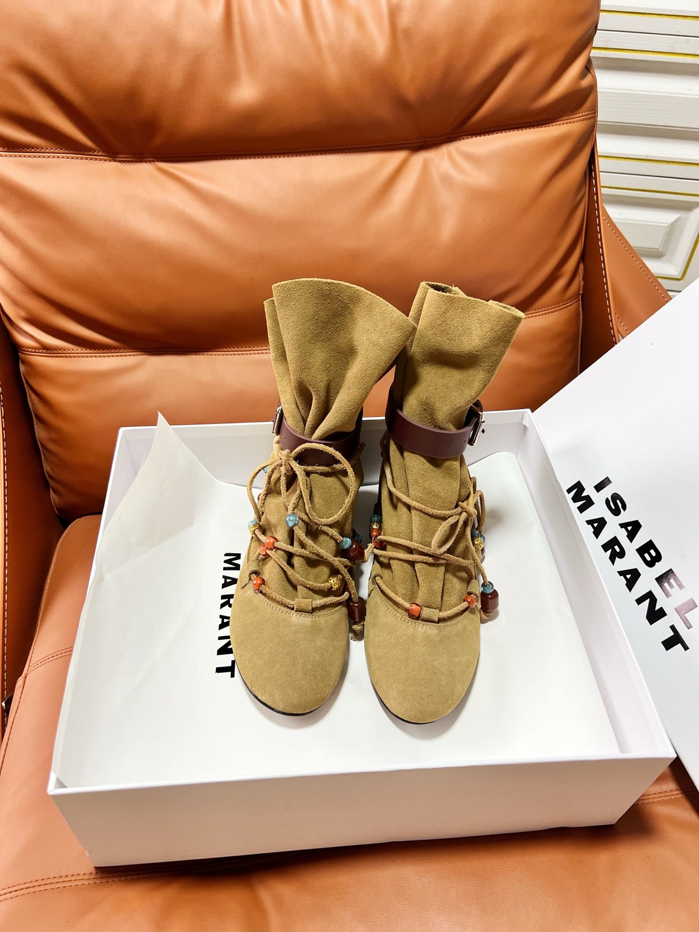 NO:926122,Isabel Marant's new show is 'cool luxury nomadic style, totem embroidery and beaded tassels enrich the presentation of styles, which are either rough or delicate, hard or soft, creating a female image that combines 'French romantic relaxation, free and easy, feminine charm and cool luxury attitude'. The upper is made of original high-mercerized smooth cow suede, the lining is sheepskin, and the original Italian genuine leather sole  , size 35-39 (customized for 40 and above), boots, boots, sheepskin, chamois leather19860909isabel marant 新款秀场“酷奢游牧风,图腾刺绣与串珠流苏等丰富了款式的呈现,或粗犷、或细腻,或坚硬或柔软,塑造了一个兼具“法式浪漫松弛、洒脱不羁、女性魅力与酷奢态度”的女性形象 . 鞋面原版定做高丝光胎牛麂皮 ,内里羊皮,原版一致意大利真皮底 ,尺码35-39（40以上定做）,靴子,boots,sheepskin,chamois leather,Women's Shoes