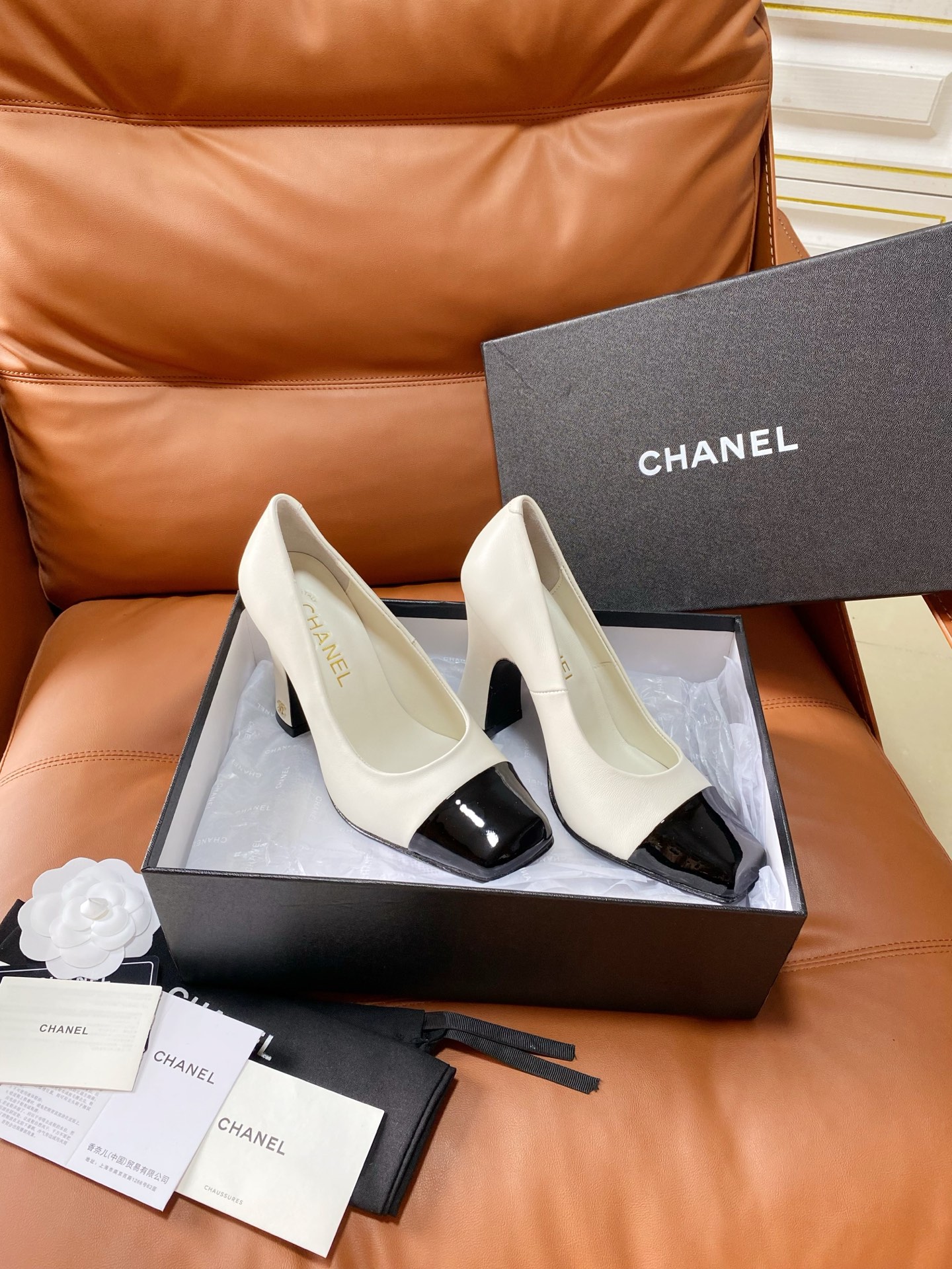 NO:926084,Running price (slippers) Chanel 2026 spring and summer new style Xiaoxiang catwalk style thick heel and half-moon square flat toe high-heeled shoes, medium heel/flat sandals and high heels adopt a classic and elegant design style, while incorporating fashion elements, both retro and modern, suitable for various occasions. The shoe body has a classic double color matching. This color is not only luxurious and eye-catching, but also visually brightens the skin tone, adding a noble temperament to the wearer.  Thick high-heeled style, not tiring the feet, while providing a certain height, ensuring the stability and comfort of wearing, suitable for long-term wear. Upper sheepskin/cow patent leather/horse hair lining sheepskin sole Italian genuine leather outsole Heel height 9.0cm Size35-39 (34.40.41 customized non-refundable), high-heeled shoes, chanel, sandals, high heels, slippers, sheepskin, Leather soles19860909跑量价（拖鞋） Chanel 2026春夏新款 小香走秀款粗跟后空半月方平头高跟单鞋 中跟/平底凉鞋高跟鞋 采用了经典且优雅的设计风格,同时融入时尚元素,兼具复古与现代感,适合多种场合穿着. 鞋身经典的双拼色,这种色调不仅奢华亮眼,还能在视觉上提亮肤色,为穿着者增添高贵气质. 粗高跟款式,不累脚,在提供一定高度的同时,保证了穿着的稳定性和舒适度,适合长时间穿着. 鞋面羊皮/牛漆皮/马毛 内里垫脚羊皮 鞋底意大利真皮大底 跟高9.0cm Size35-39（34.40.41定做不退换）,高跟鞋单鞋,chanel,sandals,high heels,slippers,sheepskin,Leather soles,Women's Shoes