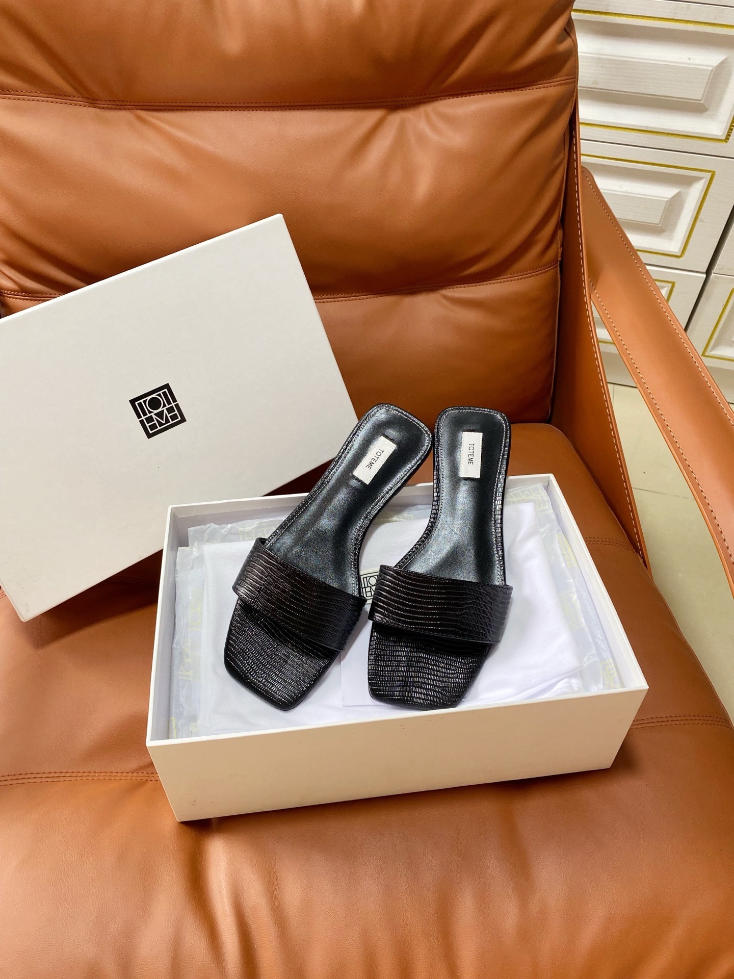NO:926074,TOTEME's new simple slippers look like one piece, but are actually flip-flops. They are beautiful to a new level. They are individual yet elegant. They are matched with cowhide soles. They are a fusion of retro and fashion. They can be easily adapted to whether it is a skirt or trousers. They inject a sense of high-end fashion into your outfit. The upper is lizard pattern cowhide and the lining is sheepskin. The outsole is Italian genuine leather. Size35-39 (40 customization is non-refundable, high-heeled shoes and slippers, high  heels,slippers,skirts,cowhide,sheepskin19860909TOTEME 新品简约拖鞋 看似一片式 实则夹趾拖鞋 美出新高度 个性又不失优雅 搭配牛皮鞋底 复古与时尚融合 无论是裙装还是裤装 轻松适配 为穿搭注入高级时髦感 鞋面蜥蜴纹牛皮 内里羊皮里 大底意大利真皮底 Size35-39（40定制不退换,高跟鞋拖鞋,high heels,slippers,skirts,cowhide,sheepskin,Women's Shoes