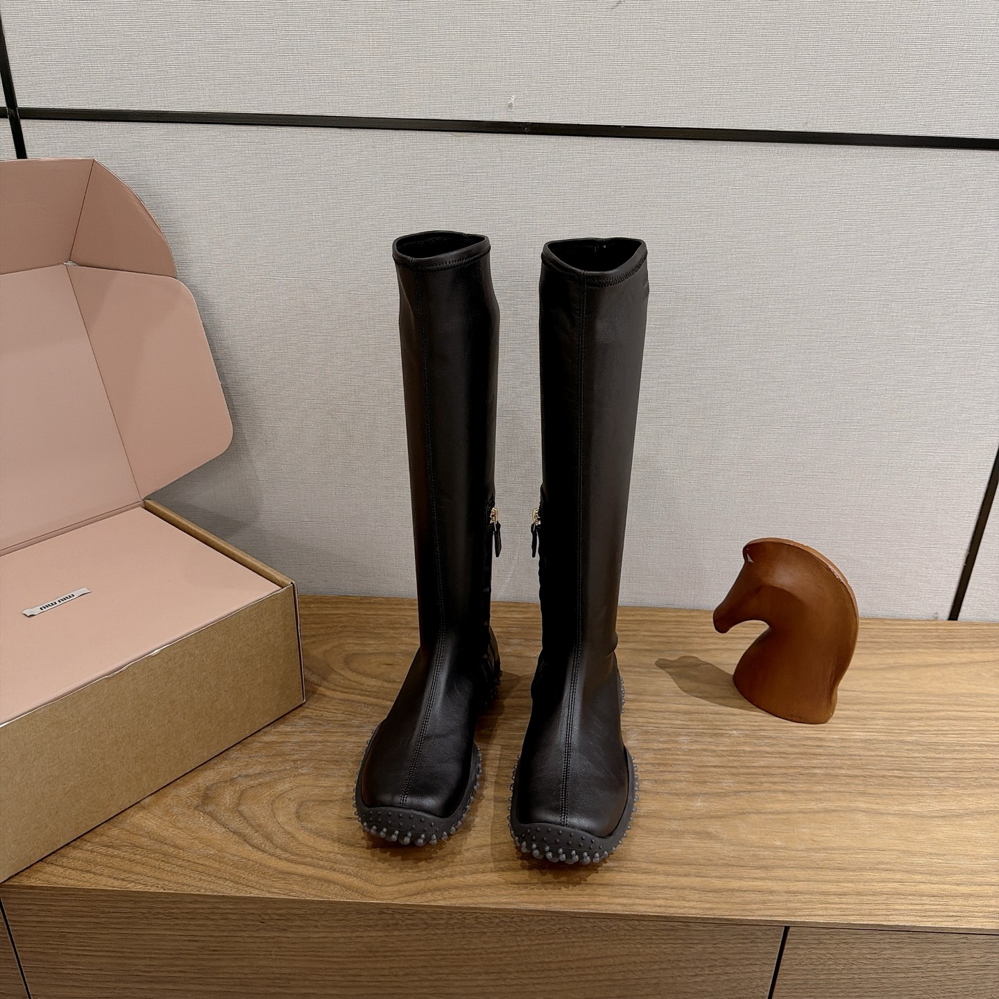 NO:926058,Miumiu miumiu26 autumn and winter elastic boots. I have ordered them for a long time. I have forgotten about these shoes. They finally arrived. Black is boring, but caramel color is more beautiful~suitable for over-the-knee skirts. Style boots are loose and limited catwalk style. A pair of Fengshen elastic socks boots. They look good no matter how you wear them. This summer’s fashionista’s favorite. They don’t look very comfortable. They are super comfortable on your feet. Before you receive miu shoes, the fabric is imported elastic pu and the lining is elastic leather.  Size 35-40 (40 customization is non-returnable and non-exchangeable), boots, miumiu, boots, skirts19860909Miumiu谬谬miumiu26秋冬弹力长靴 订了好久了,都忘了这双鞋了,终于到货了.黑色比较无聊,还是焦糖色好看～适合搭过膝半裙 造型长靴松弛感限量走秀款一双封神弹力袜靴 怎么穿都好看今夏时髦精最爱 看起来不怎么舒服 上脚超级舒服 在你们收到miu鞋子之前 面料进口弹力pu 内里弹力皮 尺码35-40(40定制不退不换）,靴子,miumiu,boots,skirts,Women's Shoes