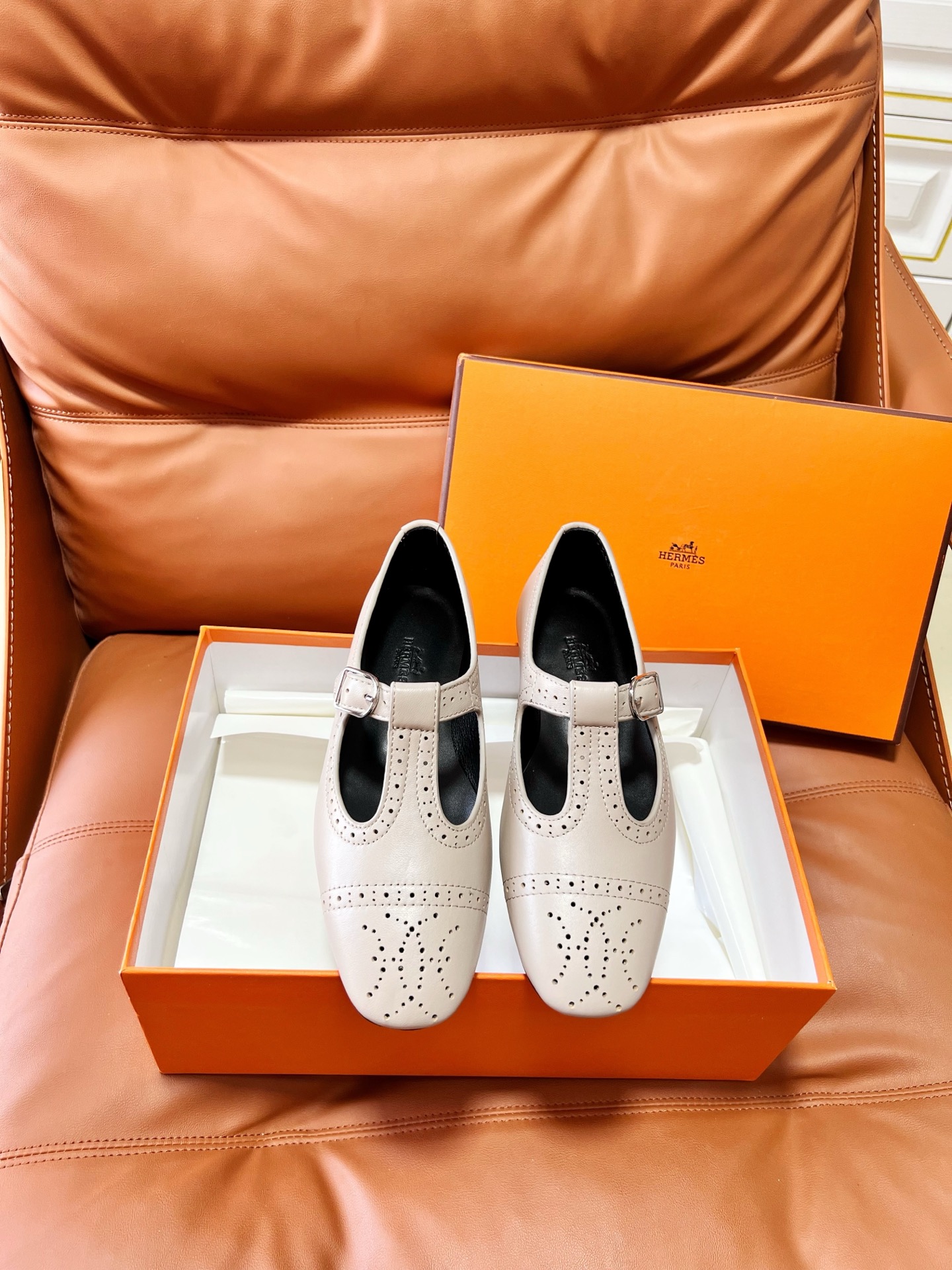NO:926040,Hermes 26 Mary Jane Series This Hermès black Mary Jane shoe is made of high-quality calfskin, with metal buckles, simple and exquisite. The upper is brogue-engraved, full of retro college style, and the flat design is very comfortable for daily commuting or long walks. It is packaged in a classic orange gift box and has high collection value. The black color is versatile and can be easily worn in skirts and trousers, and you can easily get your elegant temperament!  35-40 (40 customized,Mary Jane,hermes,hermes,mary jane,skirts,cowhide19860909hermes26款玛丽珍系列 这款爱马仕黑色玛丽珍鞋,选用优质小牛皮,搭配金属扣饰,简约又精致.鞋面布洛克雕花,复古学院风满满,平底设计日常通勤或长时间行走都很舒适.经典橙色礼盒包装,收藏价值高.黑色百搭,裙装裤装都能轻松驾驭,优雅气质轻松get！ 35-40（40订做,玛丽珍,hermes,hermes,mary jane,skirts,cowhide,Women's Shoes