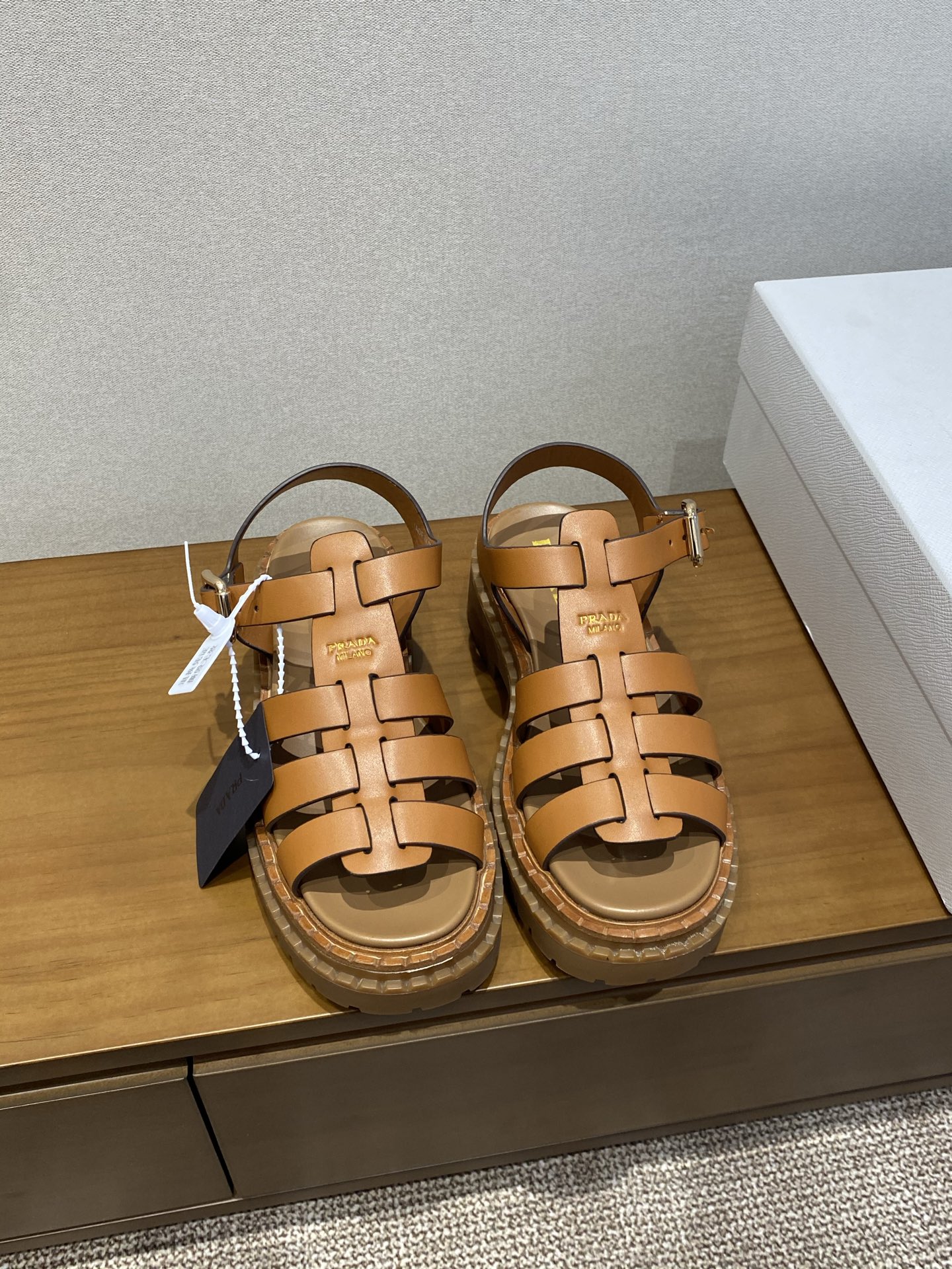 NO:831150,2076 The latest PRADA model. Sports style and refined craftsmanship are perfectly combined in the design of this sandal. The shoe has a thick sole, giving it versatility and unique charm, and is decorated with the iconic triangle logo. Upper with heel strap and metal buckle Enamel-coated metal triangle logo Integrated sole, 55 mm, with stud pattern and logo Double-layer welt with zigzag effect Color: 3 Size: 36-42,, prada, sandals198609092076 最新款PRADA 运动风格与精致工艺在此款凉鞋的设计中完美结合.鞋履采用厚底设计,赋予其多功能性和独特魅力,并饰以标志性三角形徽标. 鞋面配鞋跟带和金属搭扣 涂珐琅三角形金属徽标 一体式鞋底,55毫米,带鞋钉花纹和徽标 锯齿效果双层沿条 颜色:3 码数:36-42,,prada,sandals,Men's shoes
