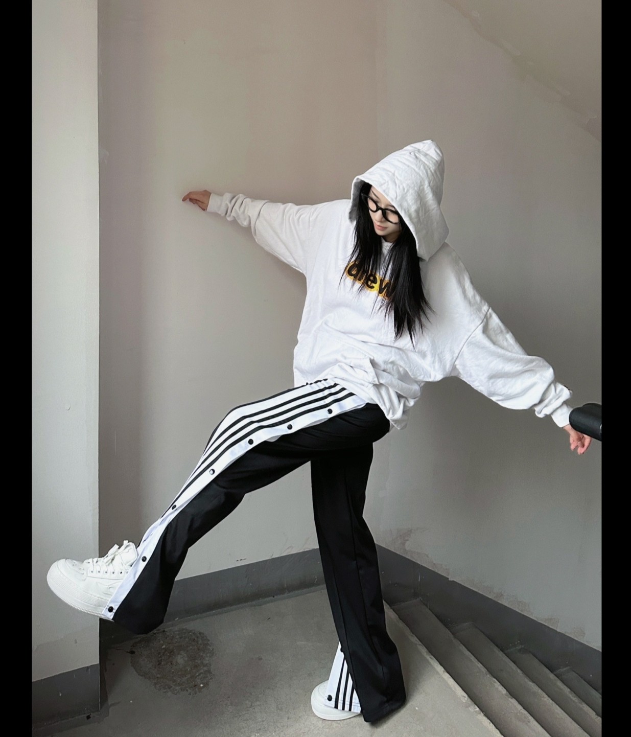 Trendy Velvet Hats with Customized Details and Imported Prints in White Color - 图片 5