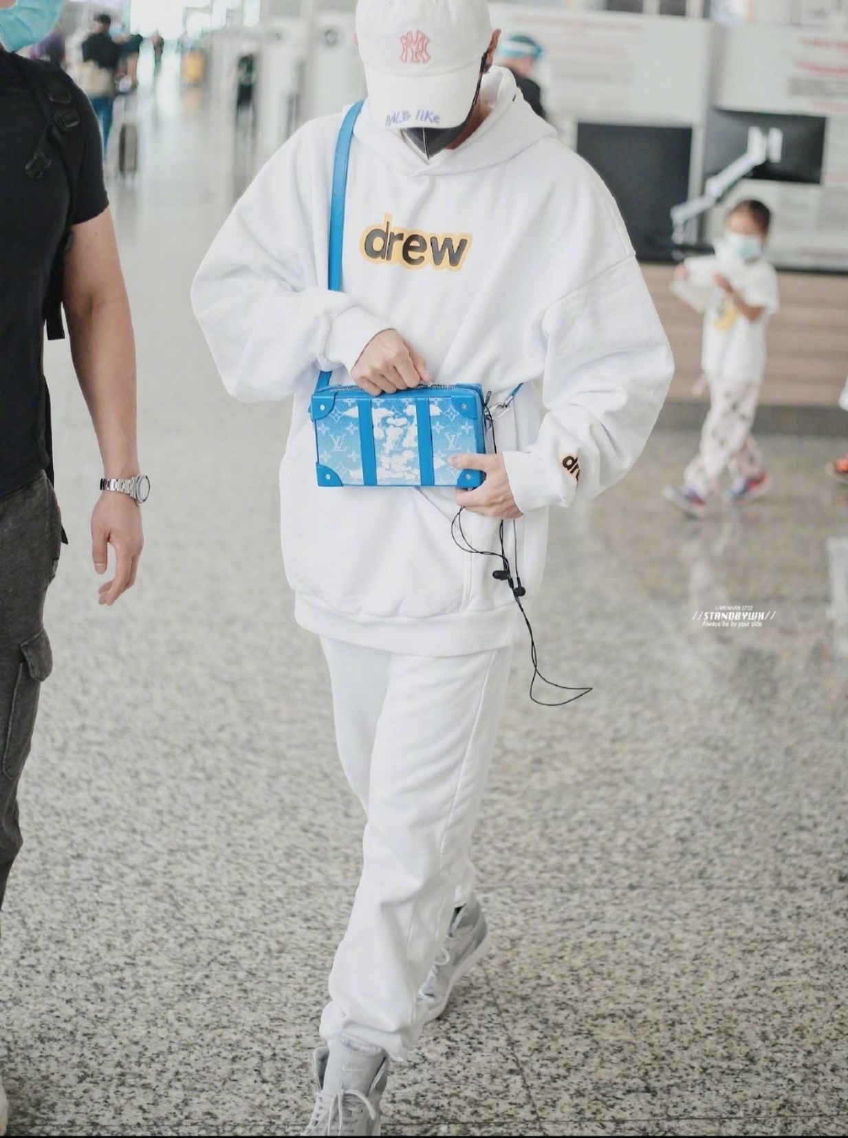 Trendy Velvet Hats with Customized Details and Imported Prints in White Color - 图片 9