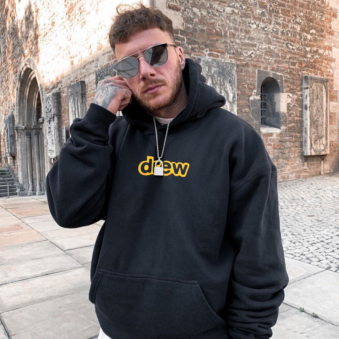 Fashionable Velvet Hats with Customized Details and Imported Prints in Black Color - 图片 8