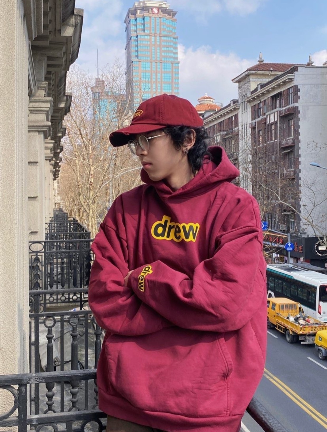 Fashionable Velvet Hats with Customized Details and Imported Prints in Wine Red Color - 图片 2