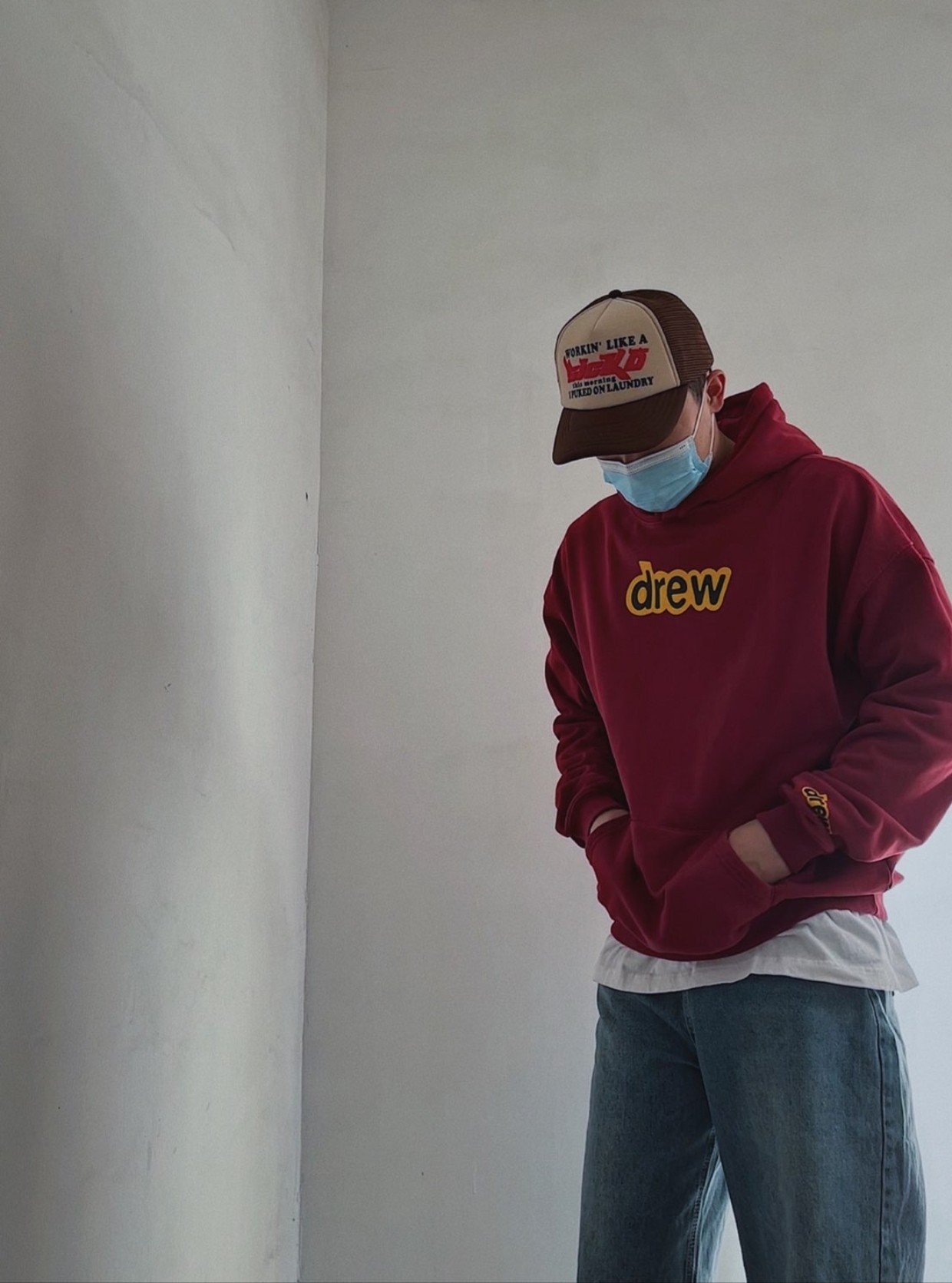 Fashionable Velvet Hats with Customized Details and Imported Prints in Wine Red Color - 图片 3