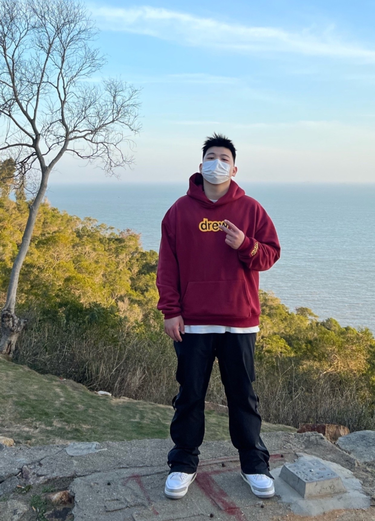 Fashionable Velvet Hats with Customized Details and Imported Prints in Wine Red Color - 图片 9