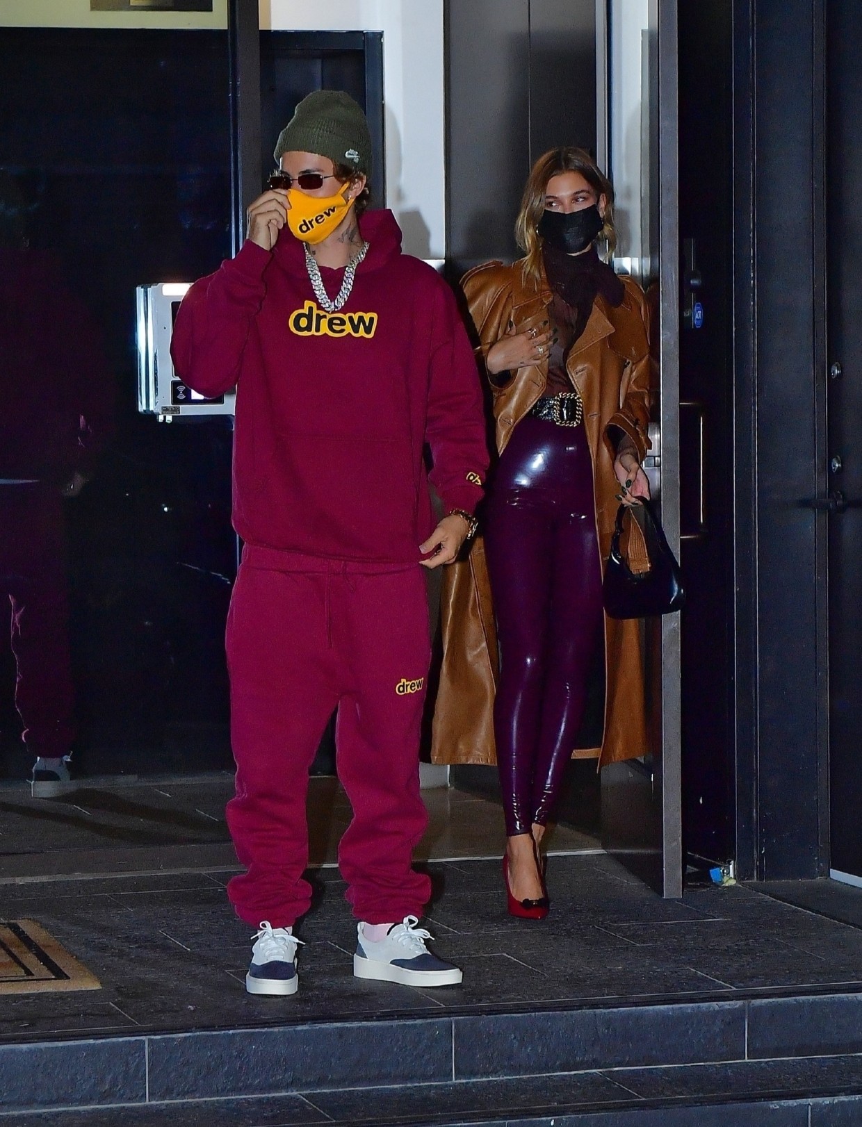 Fashionable Velvet Hats with Customized Details and Imported Prints in Wine Red Color - 图片 8