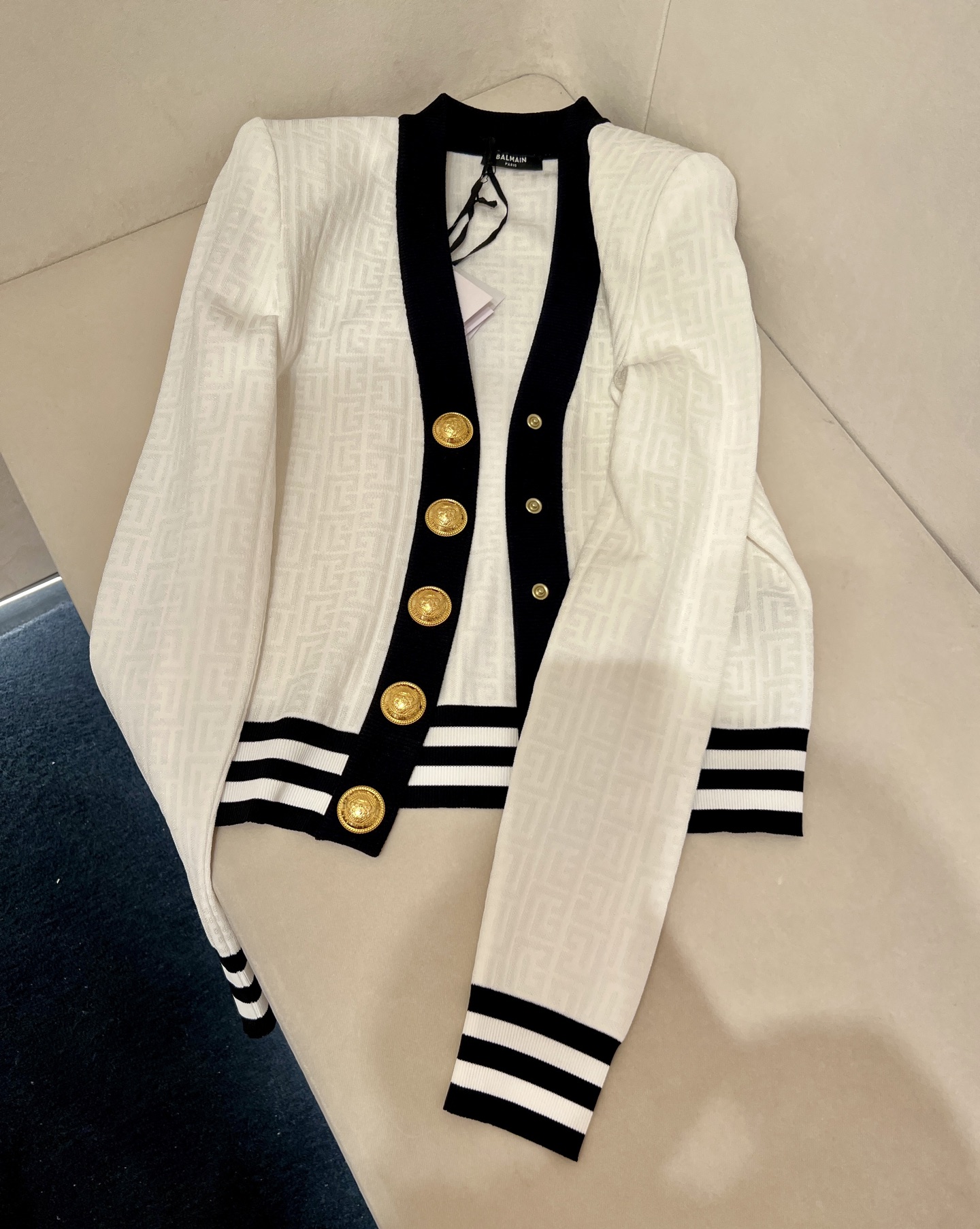 Stylish V-Collar Dress with Custom Fabric and 3D Design for Perfect Fit - 图片 8