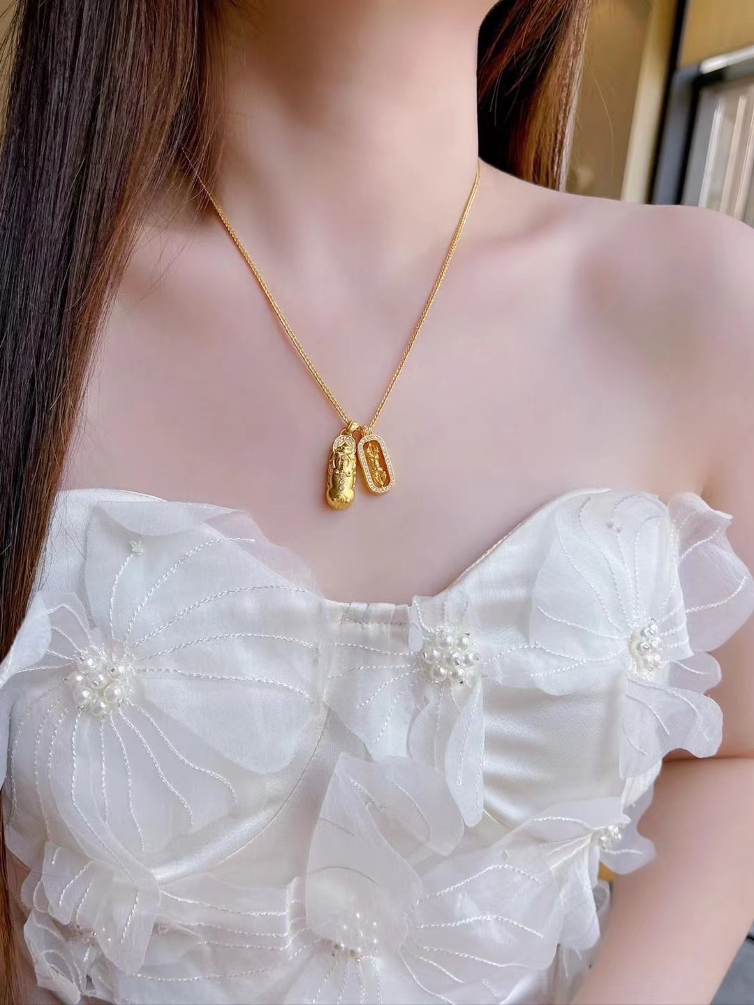 A quintessential necklace and jewelry collection staple, offering - Comprehensive 5
