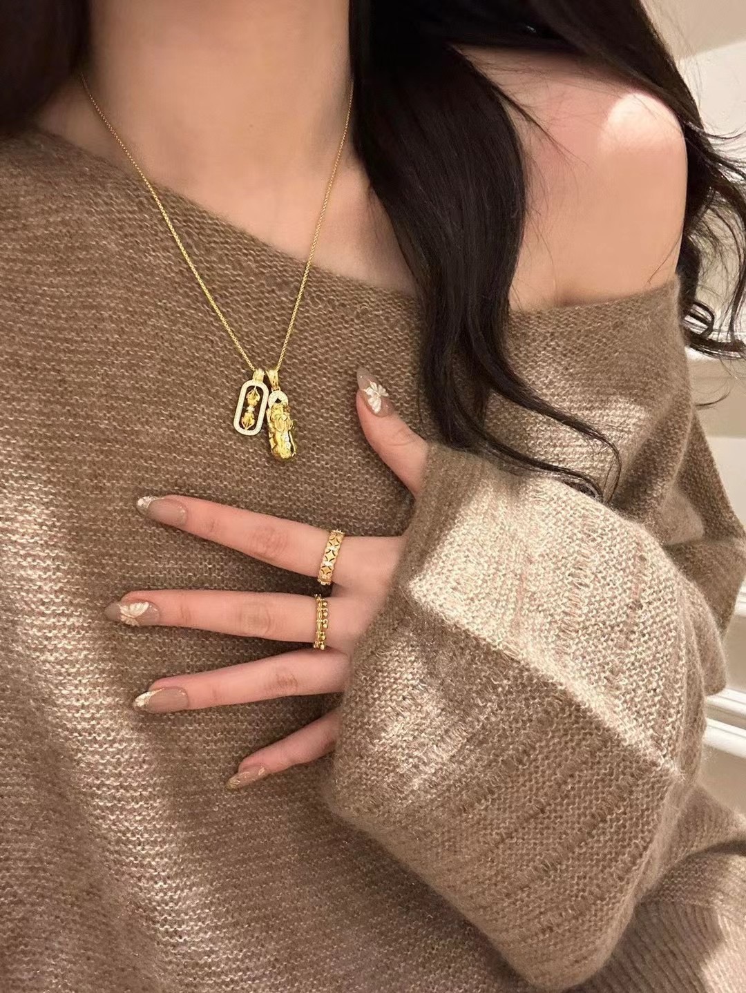 A quintessential necklace and jewelry collection staple, offering - Comprehensive 2