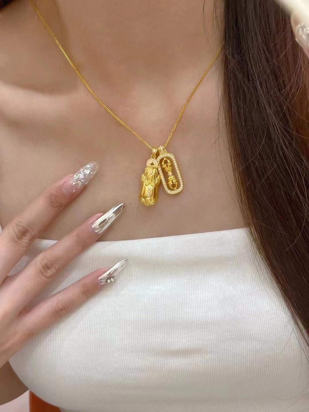 A quintessential necklace and jewelry collection staple, offering - Comprehensive 3