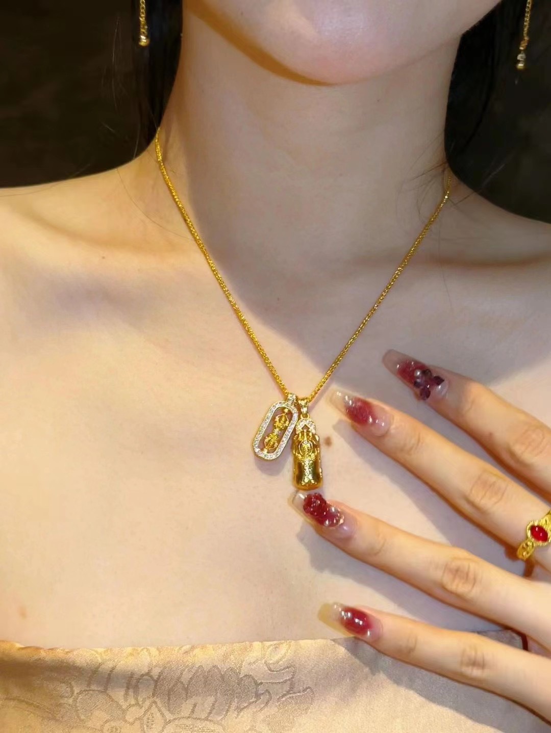 A quintessential necklace and jewelry collection staple, offering - Comprehensive 4