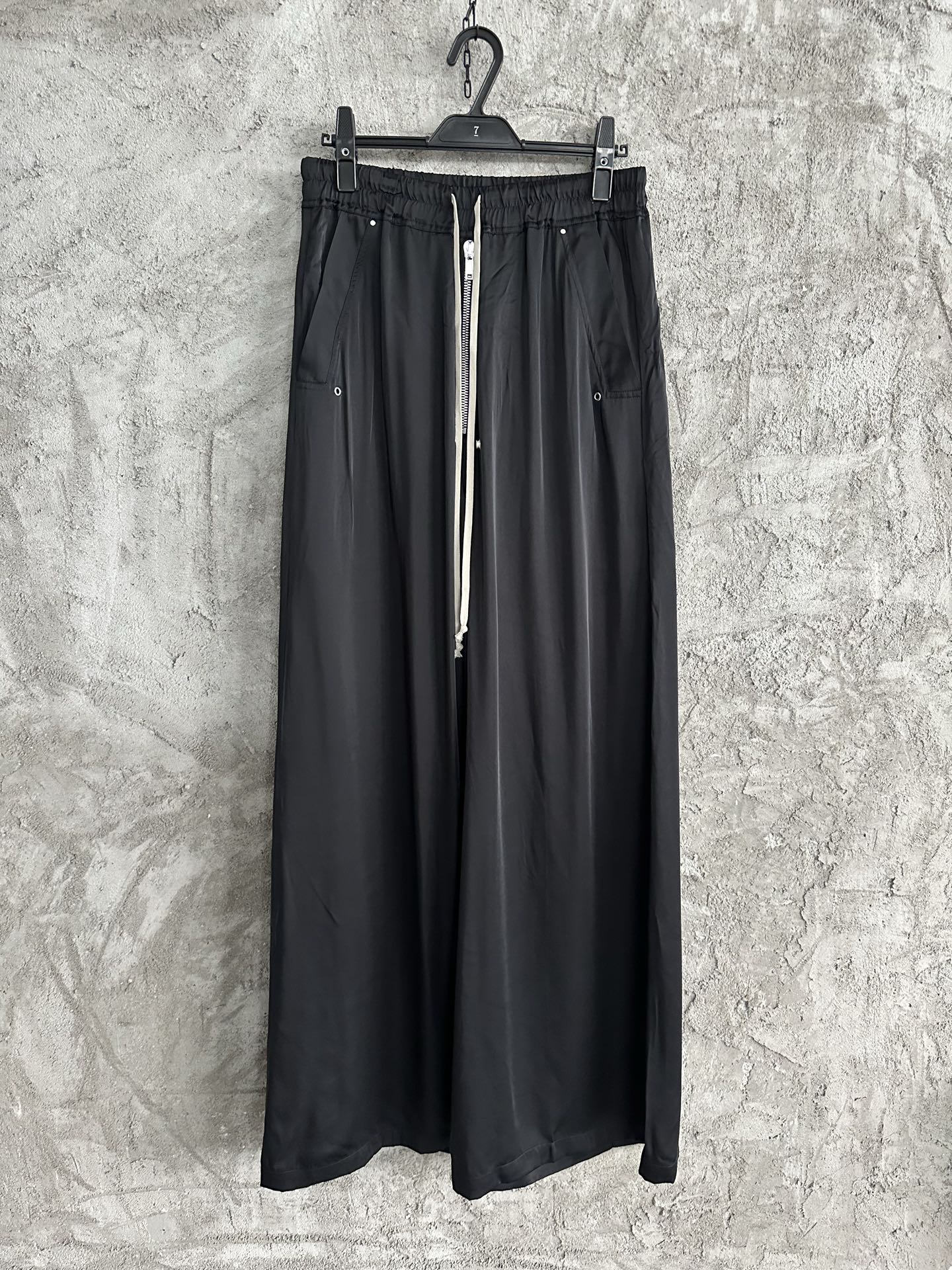 NO:638303,RICK OWENS 2025SS autumn and winter acetate wide-leg pants, customized acetate fabric (61 acetate fiber + viscose fiber), super comfortable upper body, customized corn tooth metal zipper, wide-leg design, OS version, SIZE46, 48, 50, 52, available in seconds, men's clothing, alexander wang19860909RICK OWENS 2025SS 秋冬款醋酸阔腿裤,定制醋酸面料（61醋酸纤维+粘胶纤维）,上身超舒适,定做玉米牙金属拉链,阔腿设计,OS版型,SIZE46,48,50,52,现货秒发,男装,alexander wang,Women's clothing