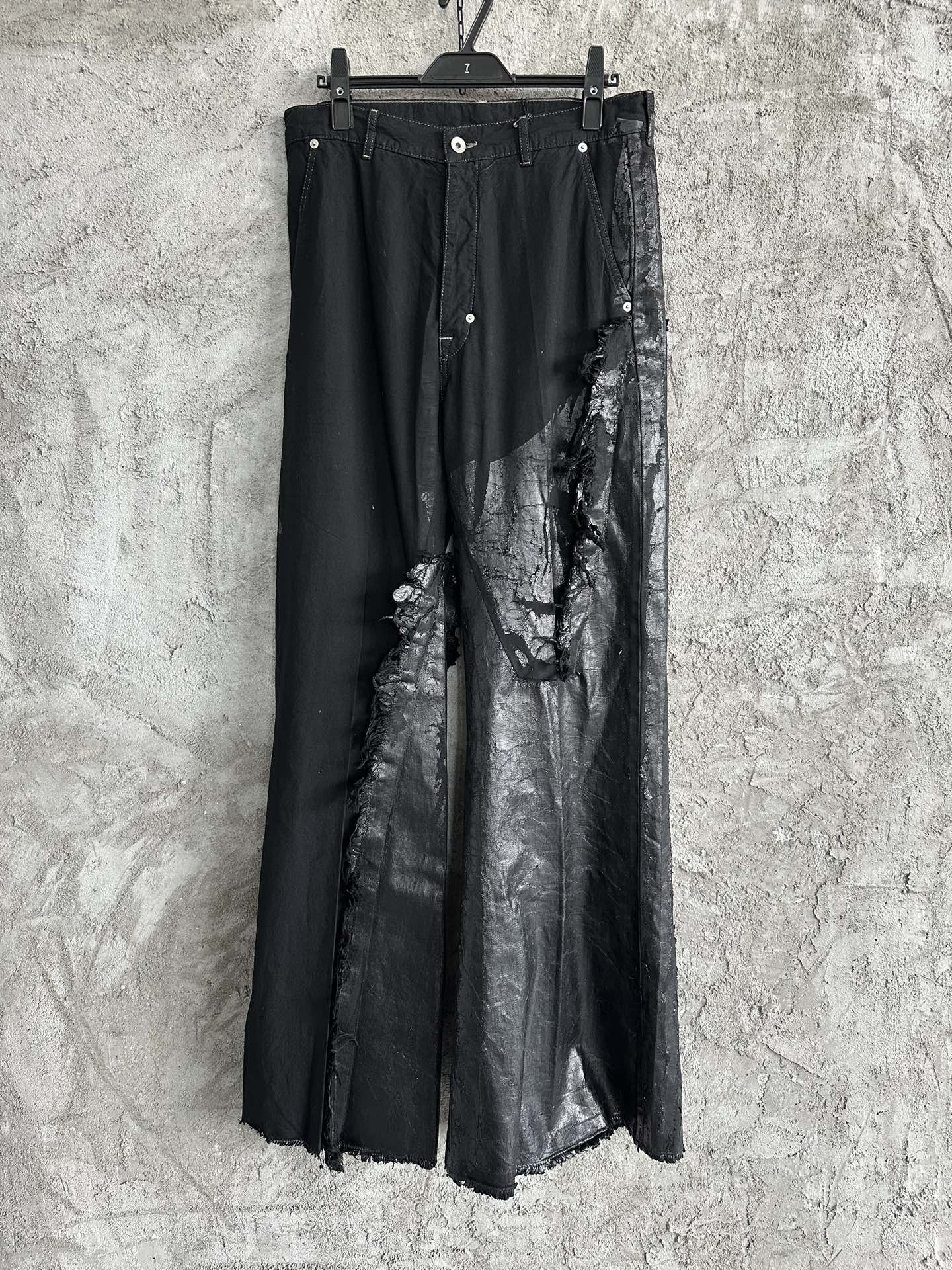 NO:677522,RICK OWENS 2025SS waxed black patchwork wide-leg pants, customized pure cotton fabric + denim splicing design, the finished product has been hand-brushed and waxed multiple times, washed multiple times to make the feel, and later fixed color treatment, SIZE28, 30, 32, 34, 36, available in seconds, men's clothing,19860909RICK OWENS 2025SS 蜡面黑色拼布阔腿裤,定制纯棉面料+牛仔布拼接设计,成品多次手工刷腊处理,多次洗水做手感,后期固色处理,SIZE28,30,32,34,36,现货秒发,男装,,Women's clothing