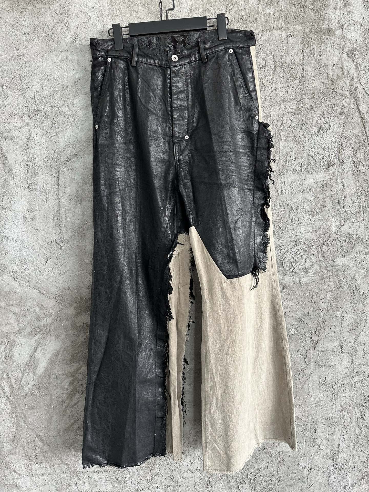 NO:677520,RICK OWENS 2025SS waxed color-blocked wide-leg pants, customized pure cotton fabric + denim splicing design, the finished product has been hand-brushed and waxed multiple times, washed multiple times to make the feel, and later fixed color treatment, SIZE28, 30, 32, 34, 36, available in seconds, men's clothing,19860909RICK OWENS 2025SS 蜡面拼色阔腿裤,定制纯棉面料+牛仔布拼接设计,成品多次手工刷腊处理,多次洗水做手感,后期固色处理,SIZE28,30,32,34,36,现货秒发,男装,,Women's clothing