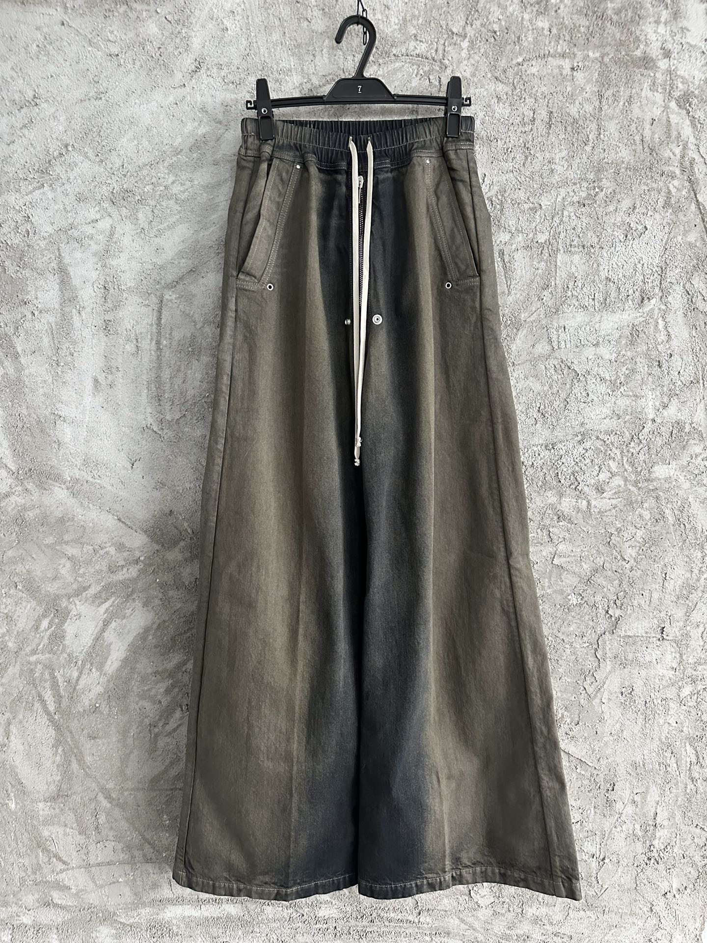 NO:677516,RICK OWENS 2025SS cement gray wide-leg pants, customized denim fabric, handmade horsetail, washed multiple times to make the feel, post-color fixing treatment, SIZE44, 46, 48, 50, ready for delivery in seconds, men's clothing,19860909RICK OWENS 2025SS 水泥灰阔腿裤,定制牛仔面料,手工马骝,多次洗水做手感,后期固色处理,SIZE44,46,48,50,现货秒发,男装,,Women's clothing