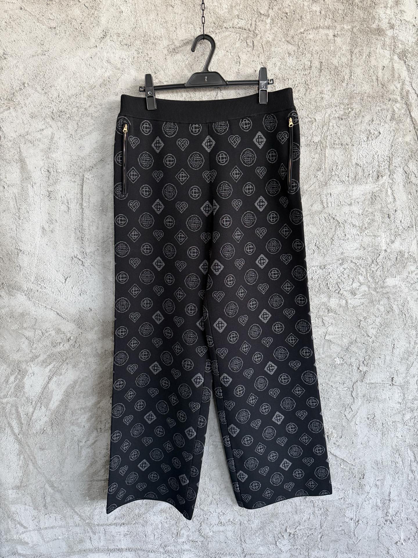 NO:677401,CASABLANCA 2025SS love knitted trousers, customized blended fabric (64 viscose fiber/27 polyester fiber/8 rayon/1 elastane fiber) imported machine high-density knitting, corn tooth metal zipper, SIZ ES, M, L, XL, ready stock in seconds, men's clothing,19860909CASABLANCA 2025SS爱心针织长裤,定制混纺面料（64黏胶纤维/27聚酯纤维/8人造丝/1弹性纤维）进口机高密度针织,玉米牙金属拉链,SIZ ES,M,L,XL,现货秒发,男装,,Women's clothing