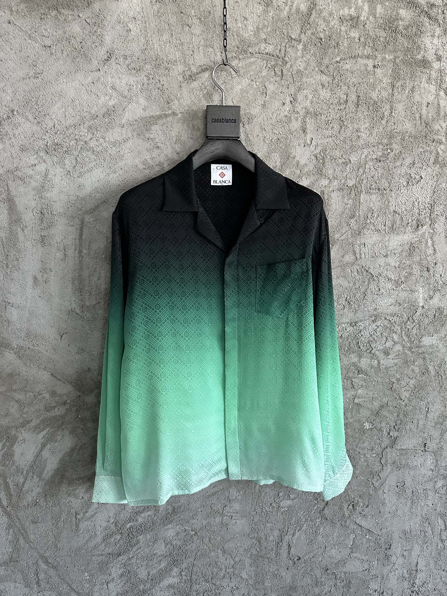 NO:783817,CASABLANCA 2026SS Gradient jacquard silk long-sleeved shirt, customized jacquard silk fabric, high-definition digital printing by imported machine, laser positioning and tailoring, customized metal buttons, dry cleaning or hand washing recommended, SIZES, M, L, XL, ready stock in seconds, men's clothing, shirts, real silk,19860909CASABLANCA 2026SS 渐变提花真丝长袖衬衫,订制提花真丝面料,进口机高清数码印花,激光定位剪裁,定做金属纽扣,建议干洗或手洗,SIZES,M,L,XL,现货秒发,男装,shirts,real silk,,Women's clothing