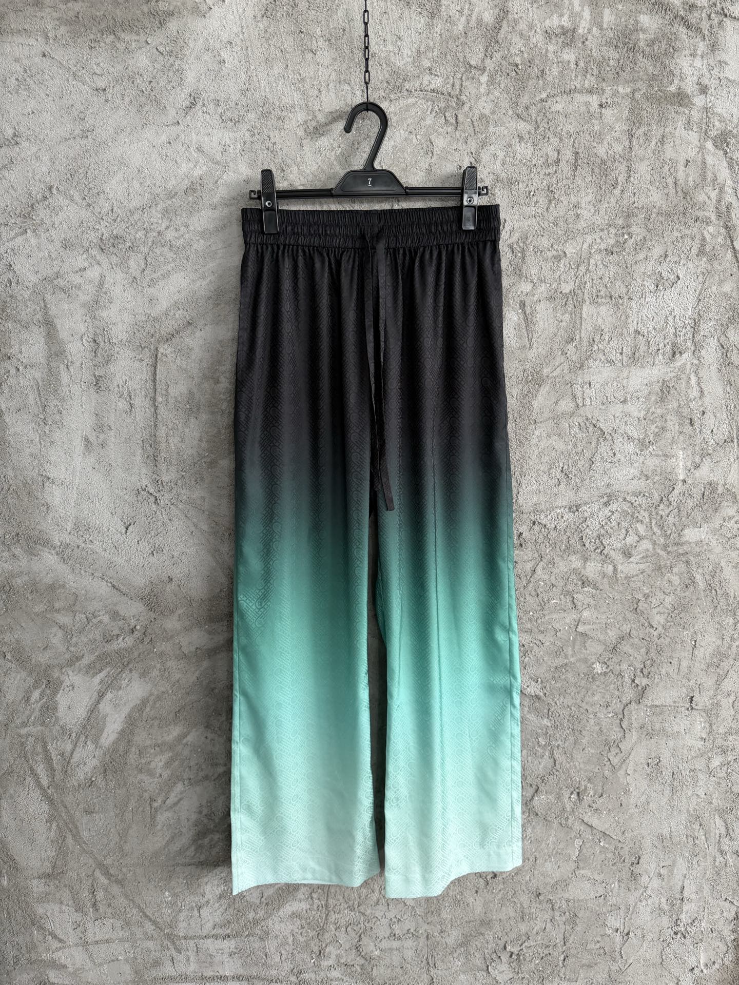 NO:783832,CASABLANCA 2026SS Gradient jacquard silk trousers, customized silk fabric, imported high-definition digital direct printing, laser positioning and tailoring, dry cleaning or hand washing recommended, SIZES, M, L, XL, ready stock in seconds, men's clothing, real silk,19860909CASABLANCA 2026SS 渐变提花真丝长裤,订制真丝面料,进口机高清数码直喷印花,激光定位剪裁,建议干洗或手洗,SIZES,M,L,XL,现货秒发,男装,real silk,,Women's clothing