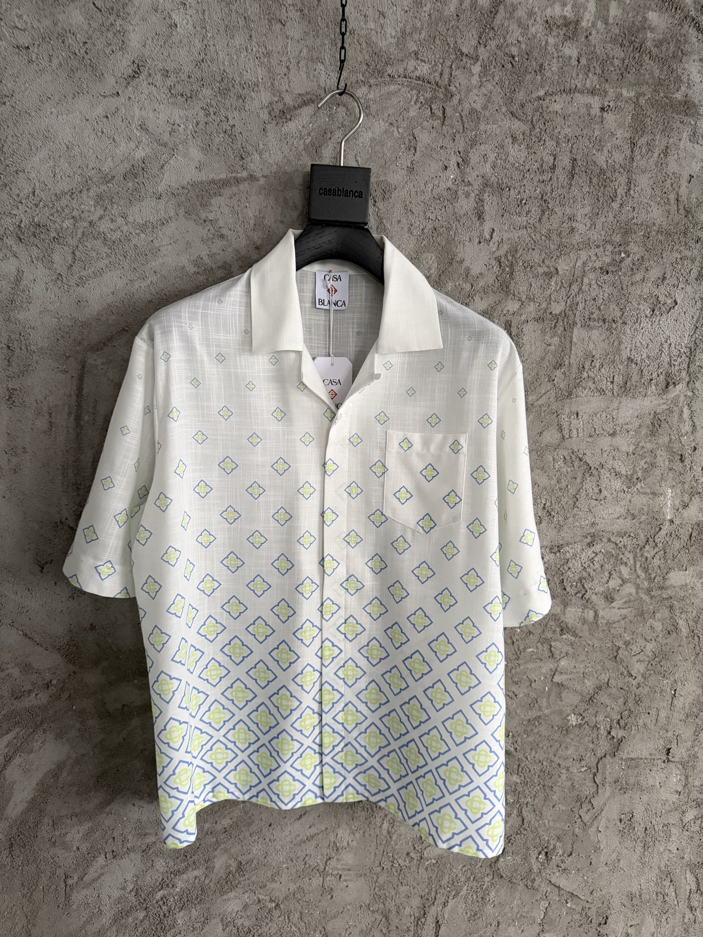 NO:819108,CASABLANCA 2026SS cross-printed linen short-sleeved shirt, customized high-density cotton linen fabric, high-definition digital printing by imported machine, laser positioning and tailoring, customized buttons, dry cleaning or hand washing recommended, SIZES, M, L, XL, ready stock in seconds, men's clothing, shirts, T-shirt,19860909CASABLANCA 2026SS 交叉印花亚麻短袖衬衫,订制高密度纯棉亚麻面料,进口机高清数码印花,激光定位剪裁,定做纽扣,建议干洗或手洗,SIZES,M,L,XL,现货秒发,男装,shirts,T-shirt,,Women's clothing