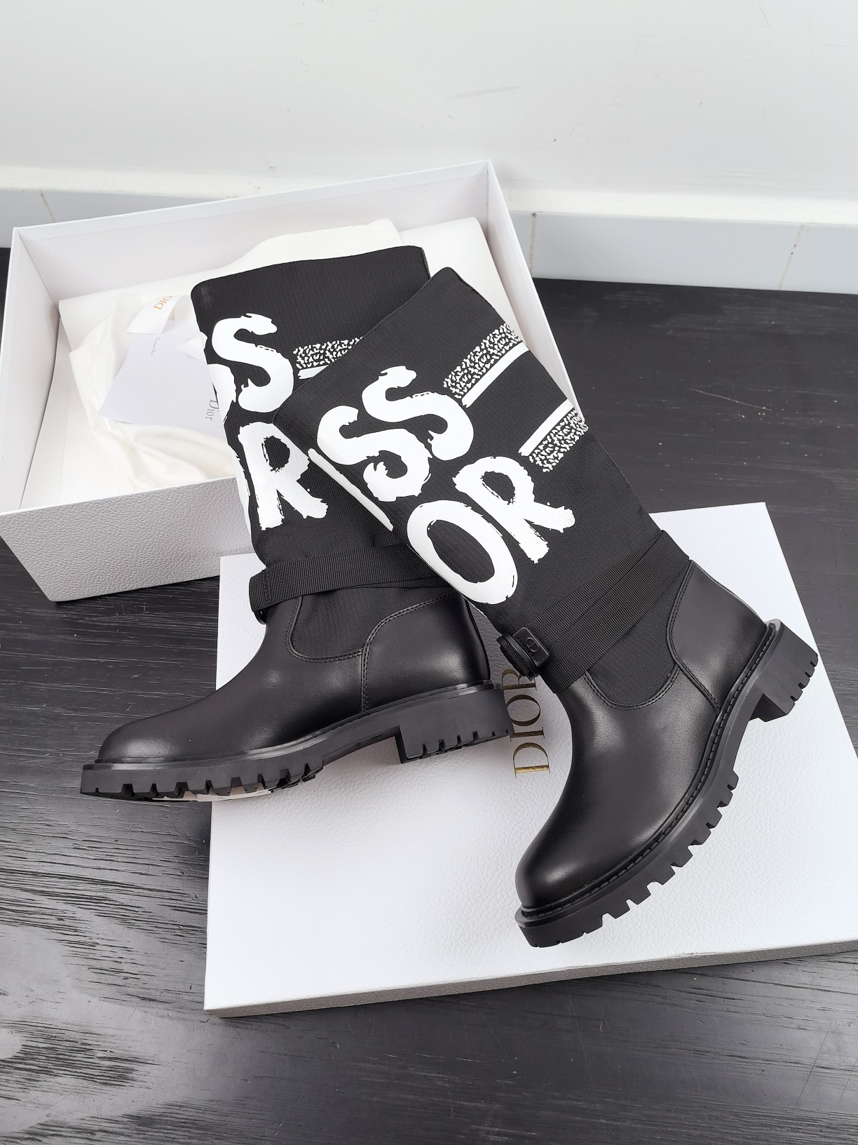 ---- en las nuevas botas Dior-Major ---- utiliza elementos de diseño distintivos para un look llamat