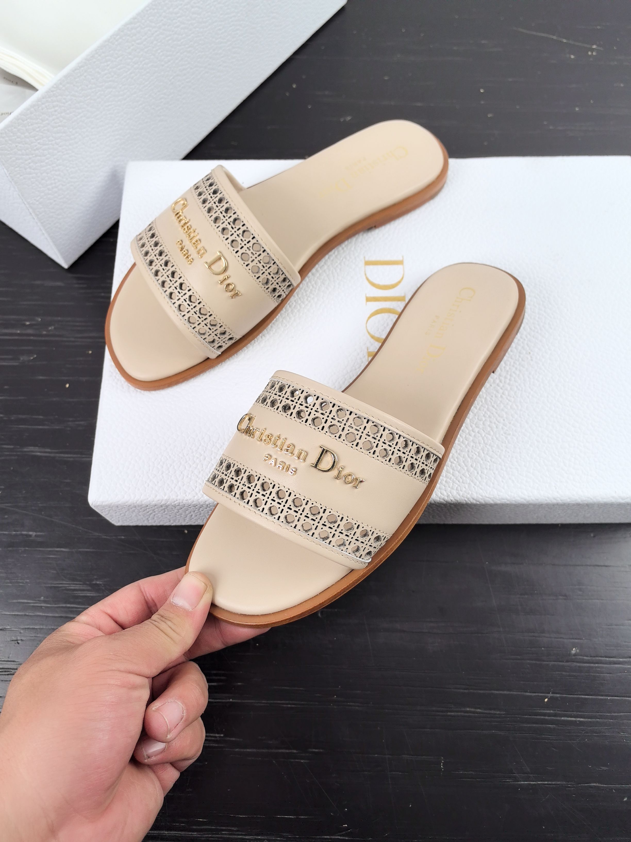 NO:232533,Top version Dior Dior 2025 spring and summer new D-Lane jelly color hollow women's shoes CD letter logo hardware buckle flat sole round toe open-toe sandals. Top version on the market. Exclusively available. Material: imported calfskin on the upper   cowhide inner   cowhide midsole   Italian genuine leather outsole   original molded pure copper hardware buckle (the real top version, upper and inner, midsole is all calfskin. Unlike the market's microfiber midsole, please carefully distinguish it) size35-41 (40.41 custom sizes are not returned or replaced), slippers, dior, dior, slippers, cowhide, Leather soles19860909顶级版本 迪奥 Dior 2025 春夏新款 D-Lane 果冻色镂空女鞋 CD字母logo五金扣平底圆头露趾凉拖鞋 市面顶级版本 独家发售 材质:鞋面进口小牛皮 牛皮内里 牛皮中底 意大利真皮大底 原版开模纯铜五金扣(真正的顶级版本,鞋面和内里,中底都是小牛皮,不同于市场的超纤中底,请仔细分辨) size35-41（40.41定做码数不退不换）,拖鞋,dior,dior,slippers,cowhide,Leather soles,Women's Shoes