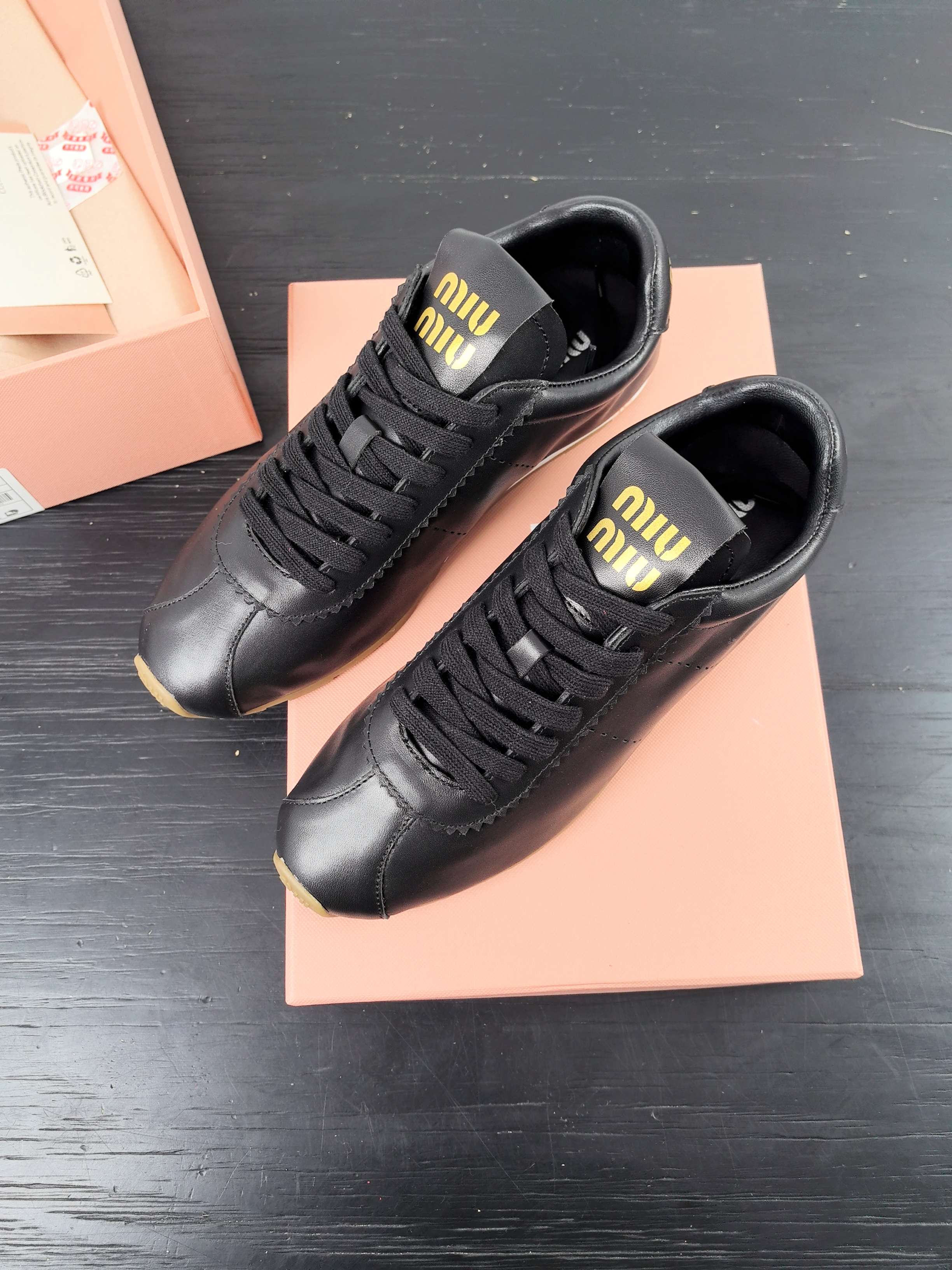 NO:232490,MiuMiu 24 spring and summer new style, dirty white shoes, especially comfortable to wear, breathable, simple and retro, fashionable, imported delicate velvet material, sheepskin lining, rubber outsole, soft, sisters, hurry up and buy it Size:#35-41 (40 custom made, non-return and exchange), casual shoes/sports shoes, miumiu, sneakers, sheepskin19860909MiuMiu 缪缪24春夏新款 脏脏小白鞋 上脚特别舒适 透气 简单复古时尚 进口细腻牛绒材质 羊皮内里 橡胶大底 软软的 各位姐妹赶紧入手 Size:#35-41（40 定做不退换）,休闲鞋/运动鞋,miumiu,sneakers,sheepskin,Women's Shoes