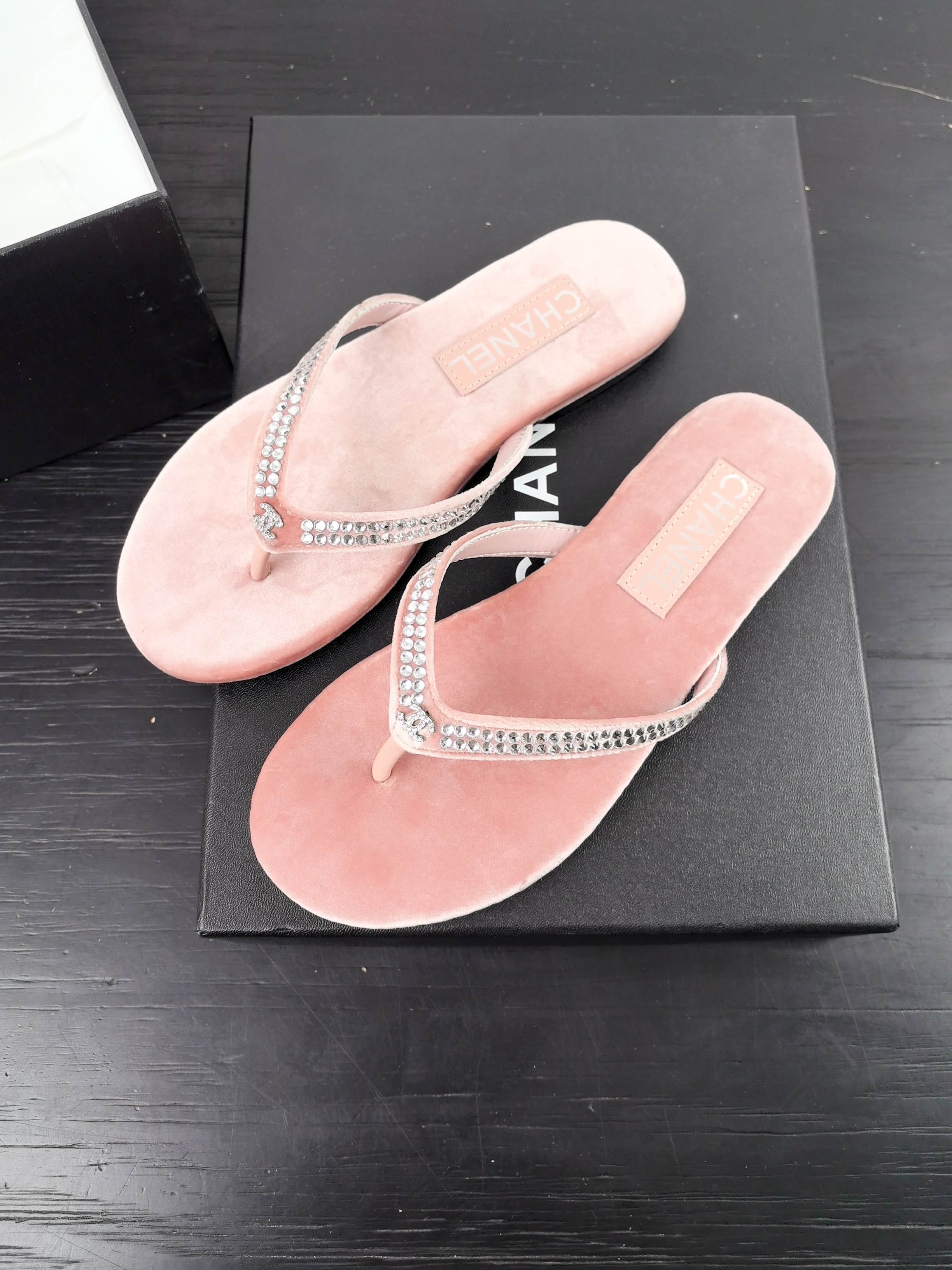 NO:232529,Certified CHANE* Xiaoxiang Family Flip Flops Flyer Floor Sandals Chane* Xiaoxiang Latest hit!  Summer foot-clip slippers, versatile styles to make your feet look thin, and a slipper that is so beautiful that it is amazing to match any combination!  Lazy slippers are worth recommending!  Velvet upper fabric!  Very skin-friendly and comfortable inner mixed-bred sheepskin outsole Italian leather outsole Heel height 1cm: 35-40 (customized 40), split-toe shoes, chanel, chanel, sandals, slippers, sheepskin, Leather soles19860909已认证  CHANE*小香家人字拖夹脚凉鞋Chane*小香最新爆款！夏季夹脚拖鞋、百搭显脚瘦气质款,颜值爆棚的一款拖鞋,任意搭配都很绝！懒人拖鞋值得推荐！ 鞋面天鹅绒面料！非常亲肤,舒服 内里混种羊皮 大底意大利真皮大底 跟高1cm : 35-40（40定制）,分趾鞋,chanel,chanel,sandals,slippers,sheepskin,Leather soles,Women's Shoes