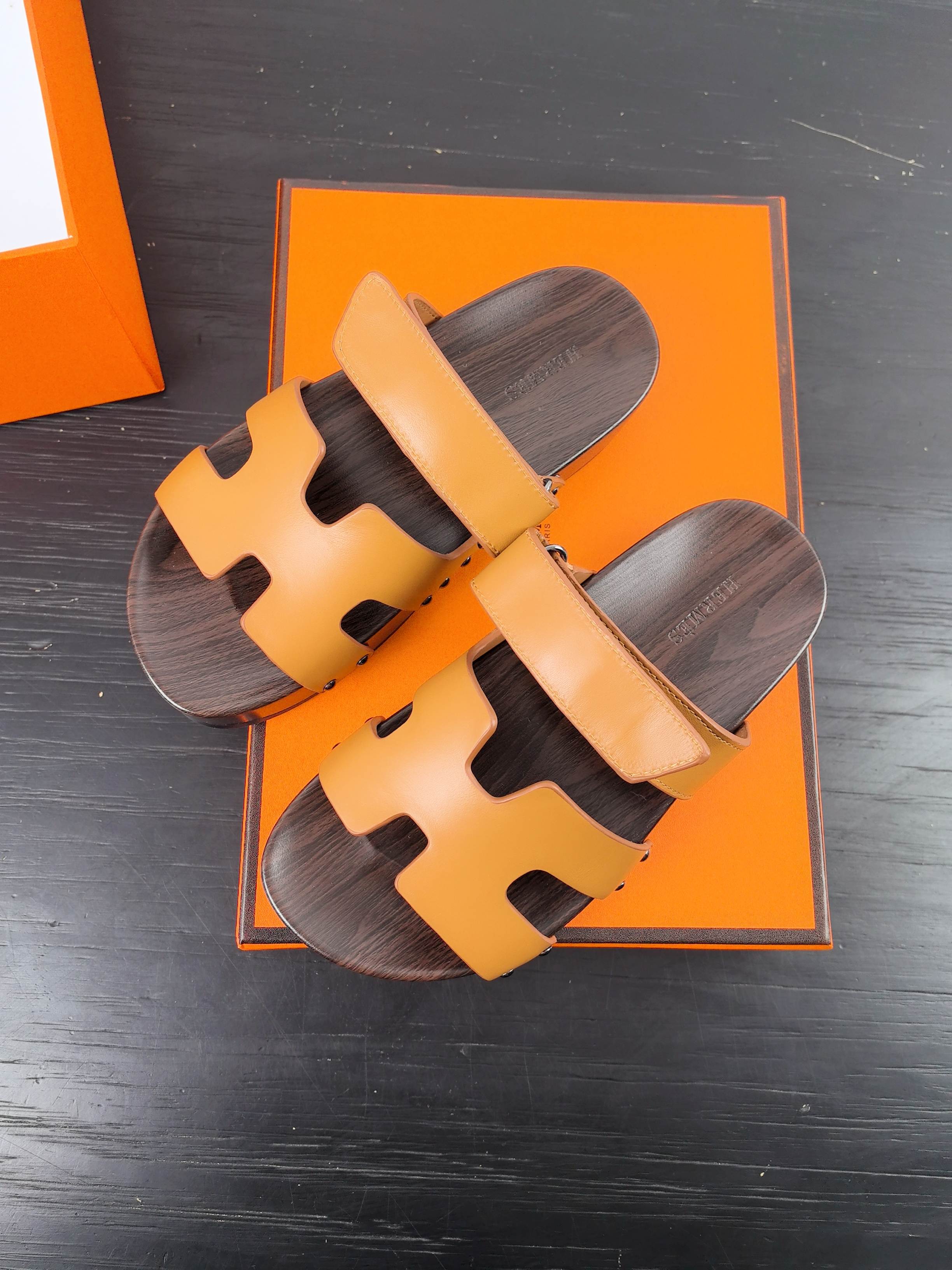 NO:232520,WYSIWYG G033HERMES | 2025 Latest Erjiu Magic Solid Wood Slippers Series Classic style with cloud-like feel, barefoot or paired with socks, they are all fashionable and not as fashionable as they are super cute. In summer, I really need versatile slippers. It looks good no matter how you match it, and the casual and advanced feel is also great. It is also fashionable to match it with various colored socks. Super beautiful and versatile (solid wood sole is not an ordinary sole) Upper cowhide inner cowhide, original open-mold solid wood sole combination, anti-slip and wear-resistant sole, size 35-42 (40.41.42, no return or exchange), slippers, hermes, hermes, slippers, cowhide, socks19860909所见即所得G033HERMES爱马仕| 2025 最新款二舅魔术实木拖鞋系列 经典款踩云脚感,光脚或者搭配个袜子穿,都时髦的不行哦超可爱 夏天真的太需要百搭拖鞋了,怎么搭配都好看,随意且高级的感觉舒适度也很棒,搭配各种彩色袜子,潮爆了 超好看百搭（实木大底不是普通底) 鞋面牛皮 内里牛皮 大底原版开模实木底组合防滑耐磨大底 码数女35-42（40.41.42不退换）,拖鞋,hermes,hermes,slippers,cowhide,socks,Women's Shoes