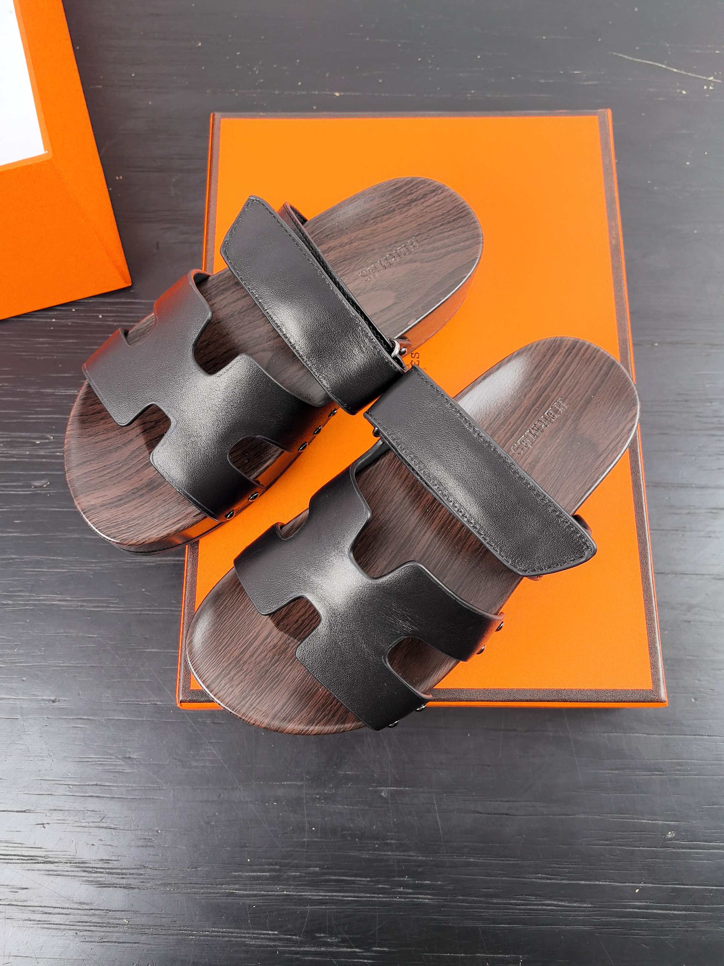 NO:232522,WYSIWYG G033HERMES | 2025 Latest Erjiu Magic Solid Wood Slippers Series Classic style with cloud-like feel, barefoot or paired with socks, they are all fashionable and not as fashionable as they are super cute. In summer, you really need versatile slippers. They look good no matter how you match them, and the casual and advanced feel is also great. They are matched with various colored socks, which is very fashionable. Super beautiful and versatile (solid wood sole is not an ordinary sole) upper cowhide inner cowhide, original molded solid wood sole combination, anti-slip and wear-resistant sole, size 35-42 (40.41, 42, no return or exchange), slippers, hermes, hermes, slippers, cowhide, socks19860909所见即所得G033HERMES爱马仕| 2025 最新款二舅魔术实木拖鞋系列 经典款踩云脚感,光脚或者搭配个袜子穿,都时髦的不行哦超可爱 夏天真的太需要百搭拖鞋了,怎么搭配都好看,随意且高级的感觉舒适度也很棒,搭配各种彩色袜子,潮爆了 超好看百搭（实木大底不是普通底) 鞋面牛皮 内里牛皮 大底原版开模实木底组合防滑耐磨大底 码数女35-42（40.41,42不退换）,拖鞋,hermes,hermes,slippers,cowhide,socks,Women's Shoes