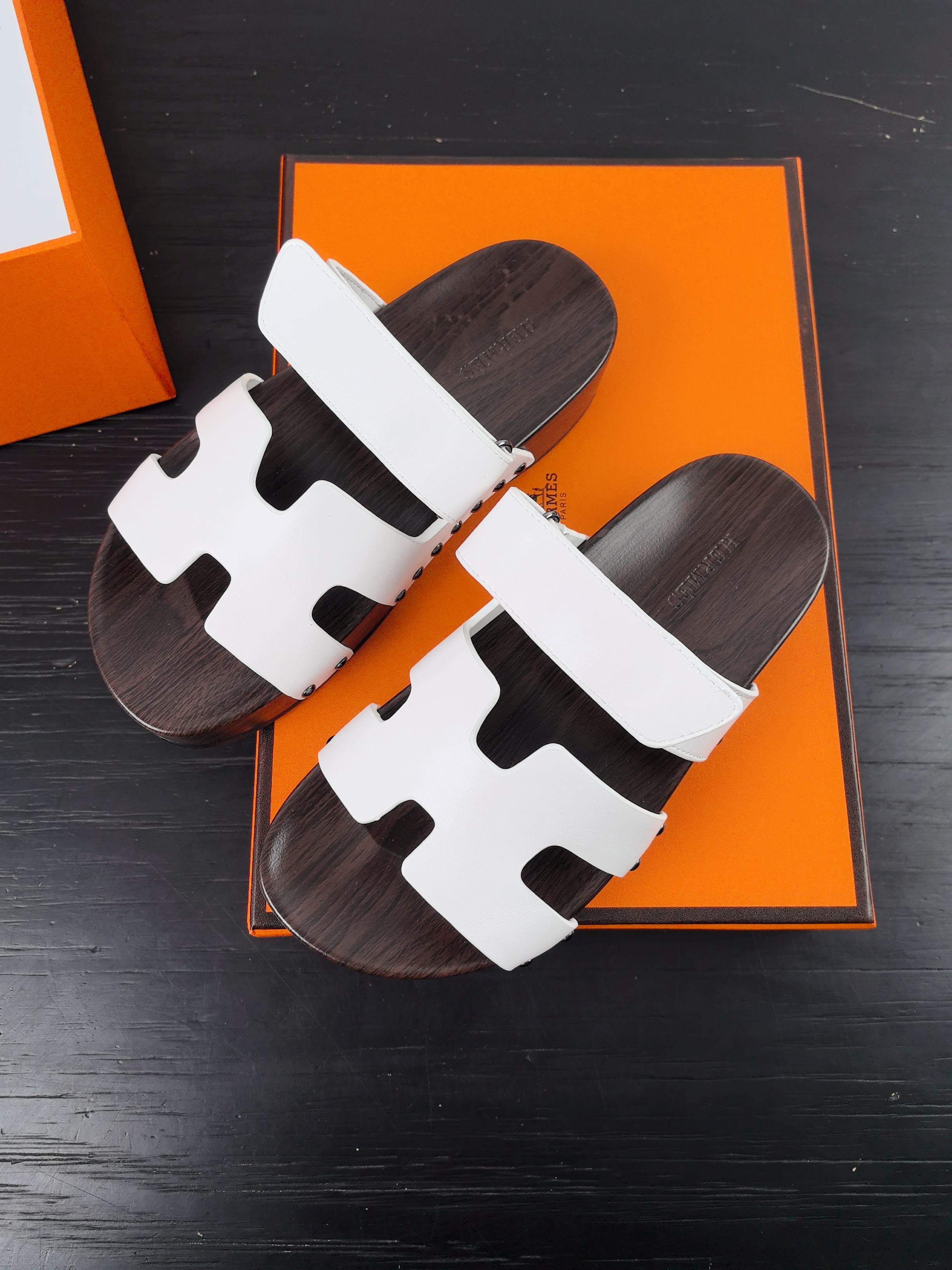 NO:232524,WYSIWYG G033HERMES | 2025 Latest Erjiu Magic Solid Wood Slippers Series Classic style with cloud-like feel, barefoot or paired with socks, they are all fashionable and not as fashionable as they are super cute. In summer, I really need versatile slippers. It looks good no matter how you match it, and the casual and advanced feel is also great. It is also fashionable to match it with various colored socks. Super beautiful and versatile (solid wood sole is not an ordinary sole) Upper cowhide inner cowhide, original open-mold solid wood sole combination, anti-slip and wear-resistant sole, size 35-42 (40.41.42, no return or exchange), slippers, hermes, hermes, slippers, cowhide, socks19860909所见即所得G033HERMES爱马仕| 2025 最新款二舅魔术实木拖鞋系列 经典款踩云脚感,光脚或者搭配个袜子穿,都时髦的不行哦超可爱 夏天真的太需要百搭拖鞋了,怎么搭配都好看,随意且高级的感觉舒适度也很棒,搭配各种彩色袜子,潮爆了 超好看百搭（实木大底不是普通底) 鞋面牛皮 内里牛皮 大底原版开模实木底组合防滑耐磨大底 码数女35-42（40.41.42不退换）,拖鞋,hermes,hermes,slippers,cowhide,socks,Women's Shoes