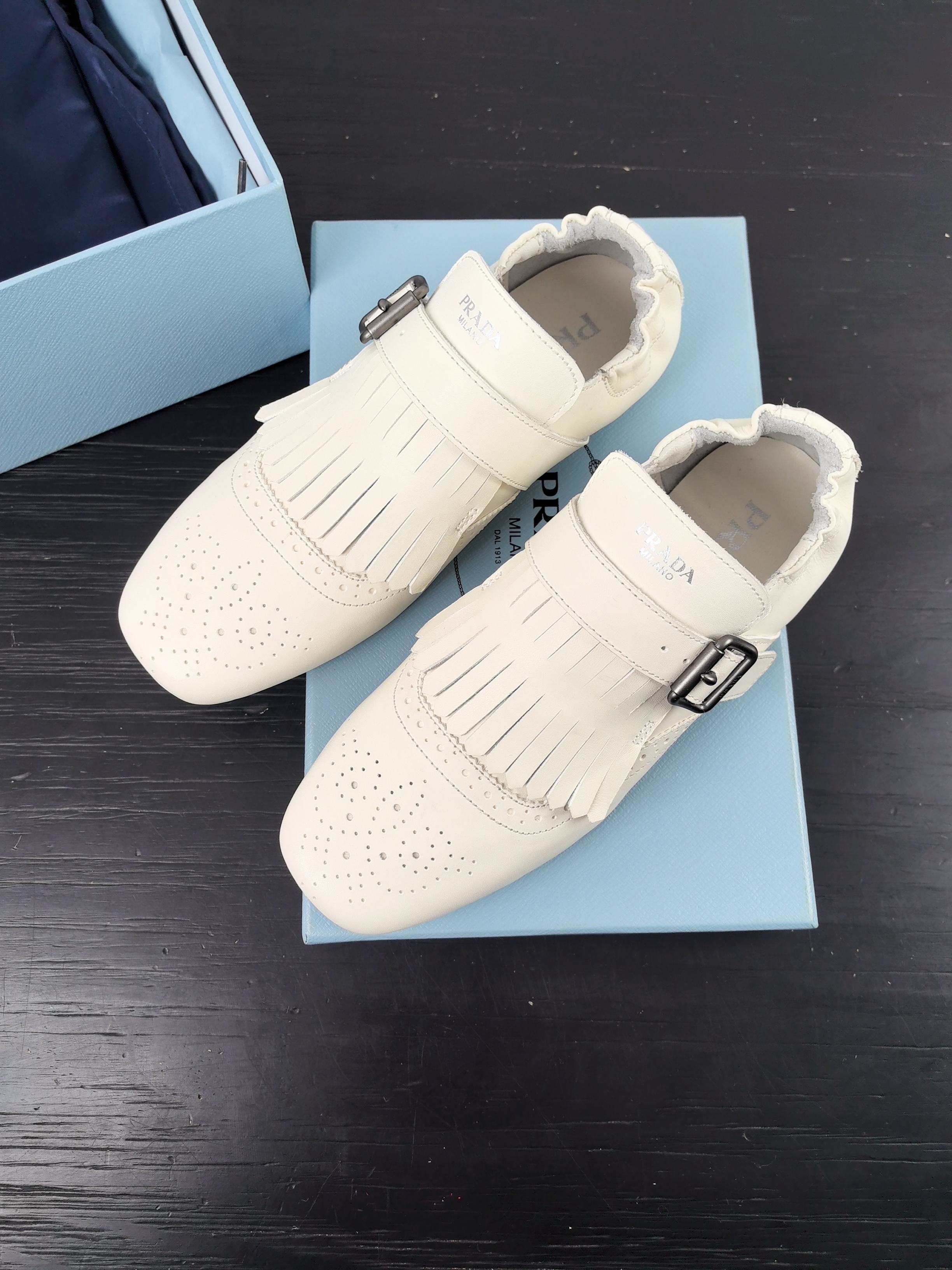 NO:232527,Top quality Prad* 25ss Prada catwalk retro tassel half slippers popular single shoes!  The catwalk style is retro and fashionable, casual and versatile, fashionable and casual, unique taste, everyone loves and easily controls it, it will explode every year. It is enough to conquer you, wear it, casual and fashionable, both without mistakes, simple and handsome on the feet, imported wax calfskin, inner inner sheepskin, outsole rubber beef tendon outsole Size: 35-41 (41 custom made, no return or exchange), single shoes, prada, prada, slippers, cowhide, sheepskin19860909顶级品质Prad* 25ss 普拉达走秀款复古流苏半拖鞋单鞋爆款！走秀款 复古感时髦满满 随意百搭 时尚休闲 独到味道,人人都爱也轻松驾驭 每年都会爆.足以征服你,穿上它,休闲时髦 两不失误 上脚简单帅气 面料进口蜡感小牛皮 内里内里羊皮 大底橡胶牛筋大底 Size:35-41（41定制不退换),单鞋,prada,prada,slippers,cowhide,sheepskin,Women's Shoes