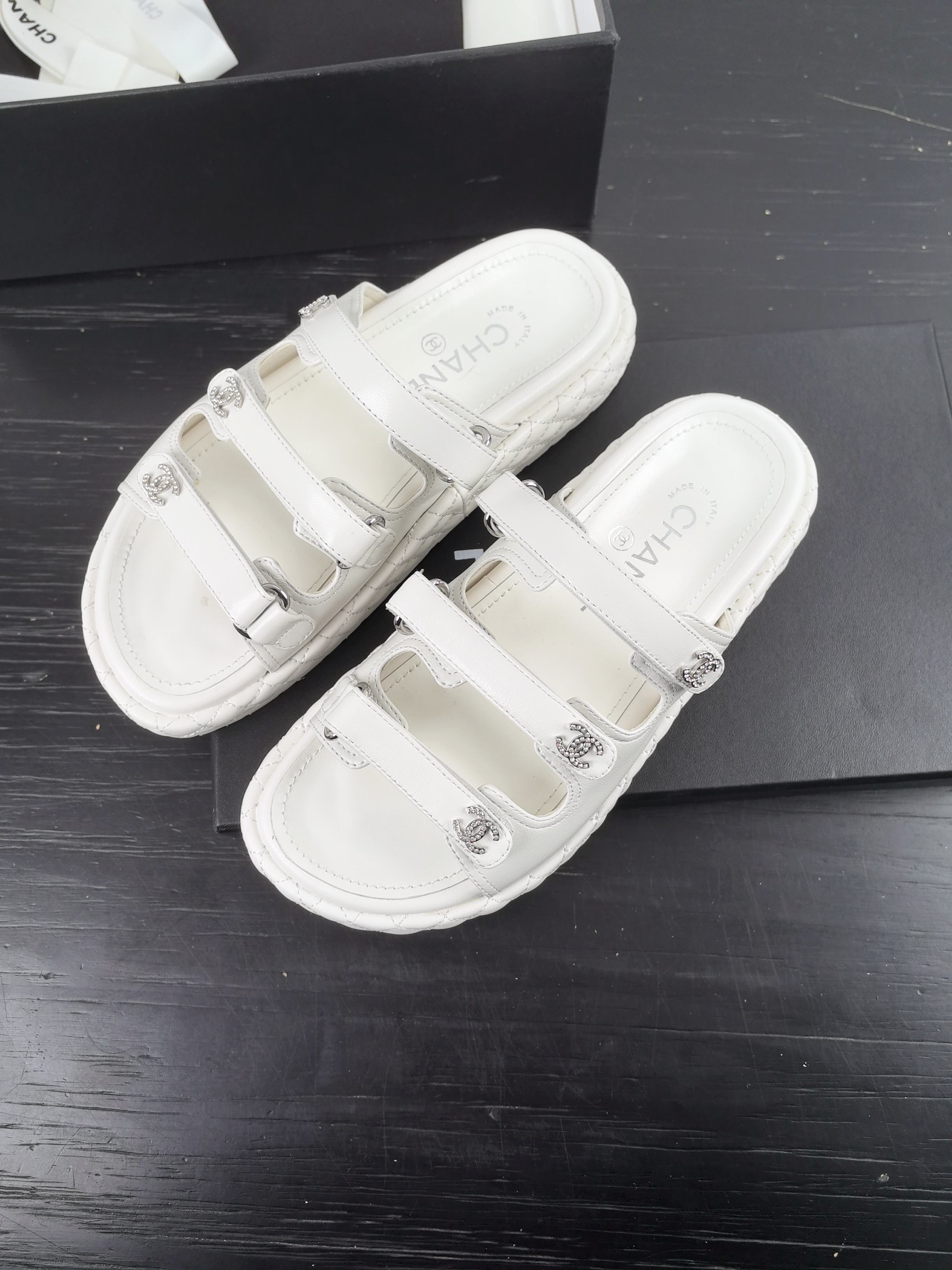 NO:232526,Top version CHANEL The king of domestic and foreign counters is out of stock. I finally got it after searching all the domestic counters. I was so surprised when I saw the real thing when I opened the box. I liked it so much. I called on my best friends to form a group to buy and grab it, and it was rising. I was named by major bloggers. I really love beach slippers. I look so beautiful and have thousands of matches. I wear casually and can handle them steadily. Velcro f is very convenient to wear. This series is now available for sale!  Original materials, inner sheepskin. Special hardware buckle Exclusive mold opening custom logo Ultralight foaming sole Size#35-41 (40 41 customized without return or exchange), slippers, chanel, chanel, slippers, sheepskin19860909顶版 CHANEL 香奈儿 国内国外专柜断货王,找遍国内专柜心心念念终于到手 第一眼开箱看到实物让我太惊讶了,太喜欢了呼吁闺蜜们组团购买疯抢度蹭蹭蹭上涨 被各大博主点名沙滩拖鞋真的是超级爱了,上脚无敌好看简直万种搭配,随意穿搭拿捏的稳稳的,魔术贴f穿着非常方便 hold的各种穿搭场合,本系列现已登陆发售！ 原厂材料,内里羊皮.专用五金扣 独家开模定制logo 超轻发泡大底 Size#35-41（40 41订做不退换）,拖鞋,chanel,chanel,slippers,sheepskin,Women's Shoes