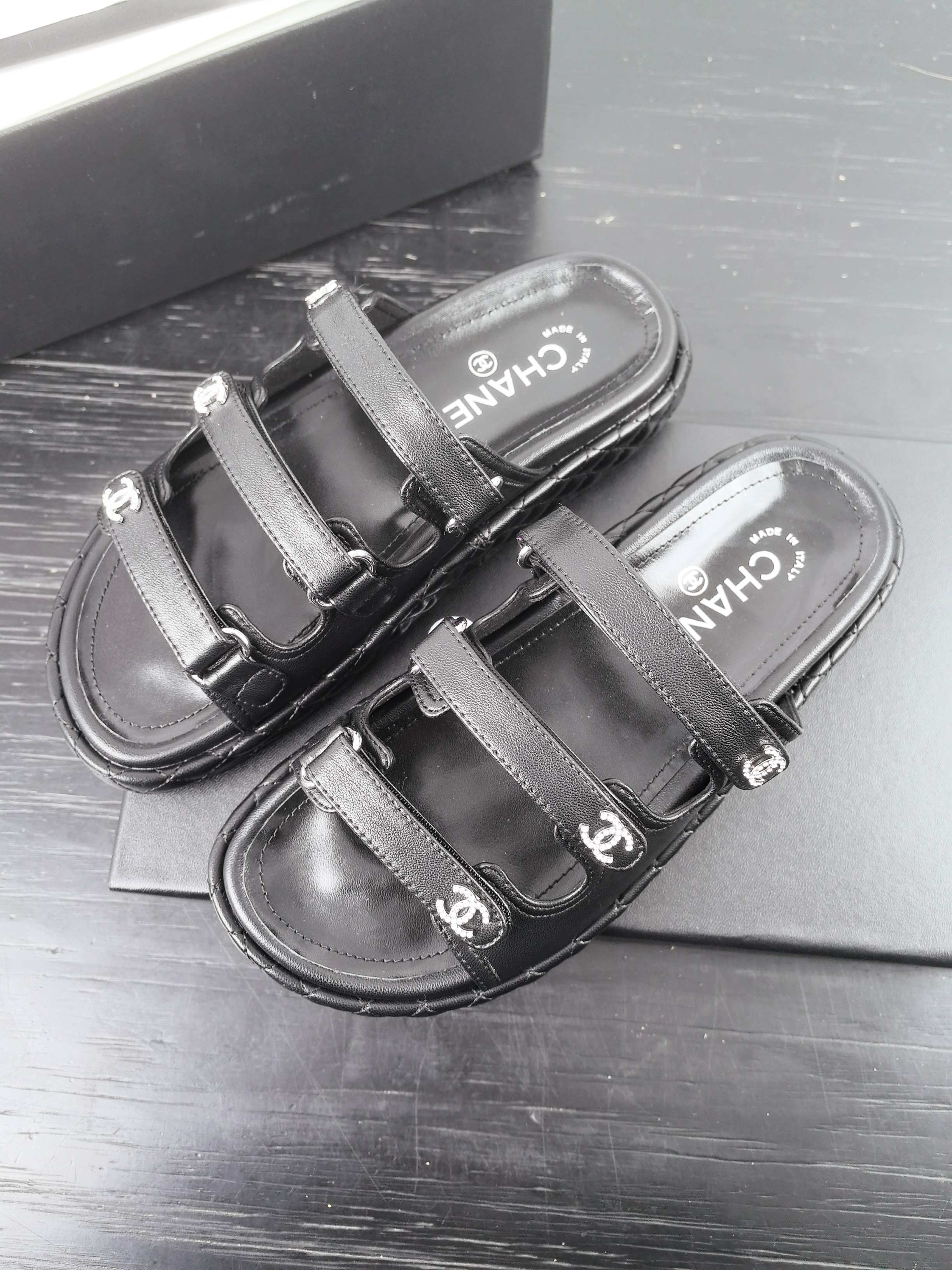 NO:232528,Top version CHANEL The king of domestic and foreign counters is out of stock. I finally got it after searching all the domestic counters. I was so surprised when I saw the real thing when I opened the box. I liked it so much. I called on my best friends to form a group to buy and grab it, and it was rising. I was named by major bloggers. I really love beach slippers. I look so beautiful and have thousands of matches. I wear casually and can handle them steadily. Velcro f is very convenient to wear. This series is now available for sale!  . Original materials, inner sheepskin. Special hardware buckle Exclusive mold opening custom logo Ultralight foaming outsole Size#35-41 (40 41 custom made without return or exchange), slippers, chanel, chanel, slippers, sheepskin19860909顶版 CHANEL 香奈儿 国内国外专柜断货王,找遍国内专柜心心念念终于到手 第一眼开箱看到实物让我太惊讶了,太喜欢了呼吁闺蜜们组团购买疯抢度蹭蹭蹭上涨 被各大博主点名沙滩拖鞋真的是超级爱了,上脚无敌好看简直万种搭配,随意穿搭拿捏的稳稳的,魔术贴f穿着非常方便 hold的各种穿搭场合,本系列现已登陆发售！. 原厂材料,内里羊皮.专用五金扣 独家开模定制logo 超轻发泡大底 Size#35-41（40 41订做不退换）,拖鞋,chanel,chanel,slippers,sheepskin,Women's Shoes