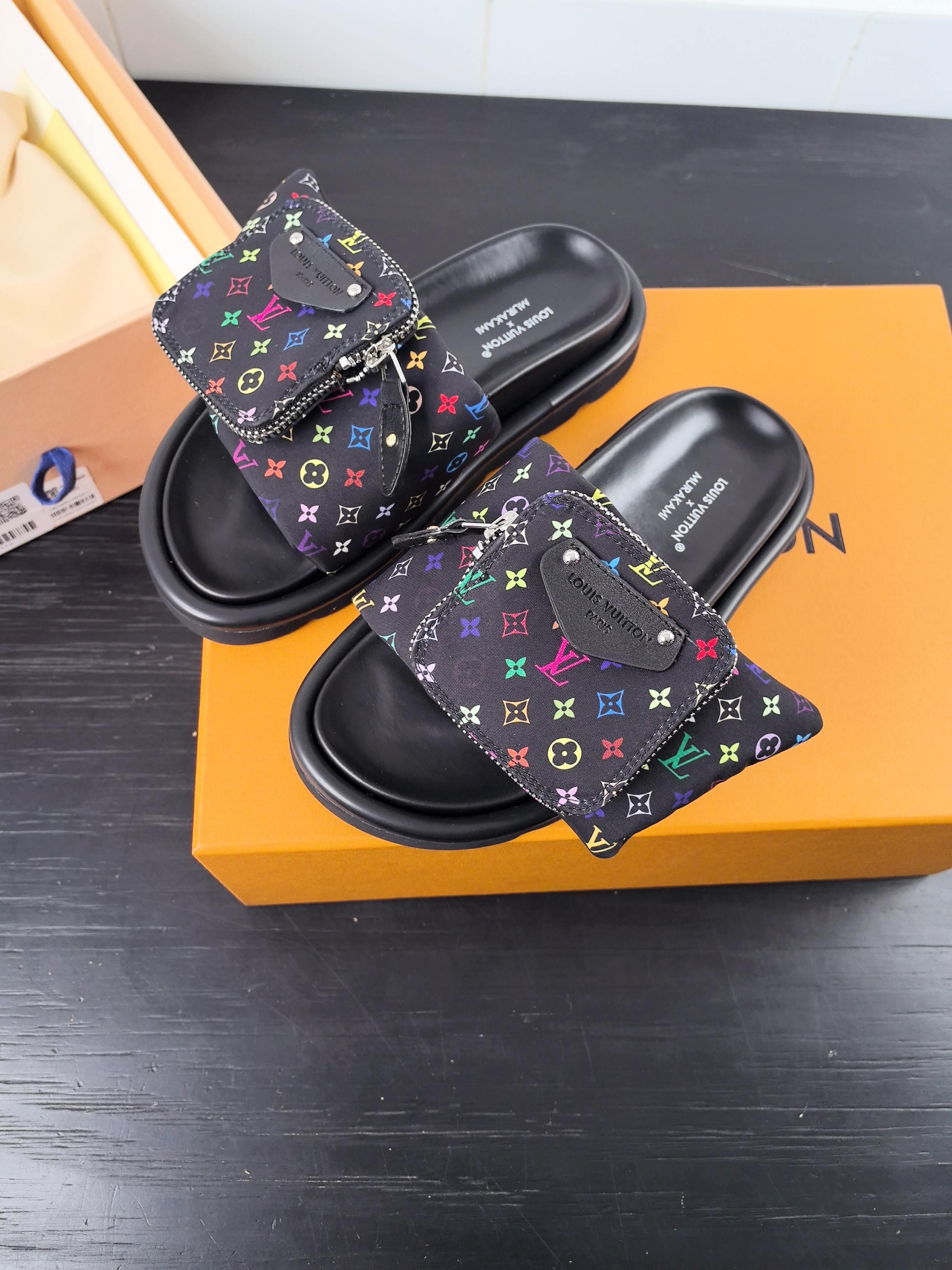 NO:232530,The LV couples' counter with bag mainly features the latest denim slippers and hard products on the newest purchase level!  Full of high-end feeling!  This is a popular model for bloggers at home and abroad. It is retro and fashionable and beautiful!  Official website main model, high custom denim printed fabric, inner lining: imported goatskin lining, original open mold, anti-slip wear-resistant foam sole, size 35-41, men, 41-45, slippers, louis vuitton, slippers, sheepskin19860909带包 LV情侣款专柜主打最新款牛仔拖鞋硬货上新 代购级别！高级感十足！国内外博主刷爆的一款,复古又时髦 上脚美炸了！官网主推款 鞋面高定制牛仔印花布料 内里: 进口山羊皮里 大底原版开模防滑耐磨发泡底 码数女35-41 男41-45,拖鞋,louis vuitton,slippers,sheepskin,Women's Shoes