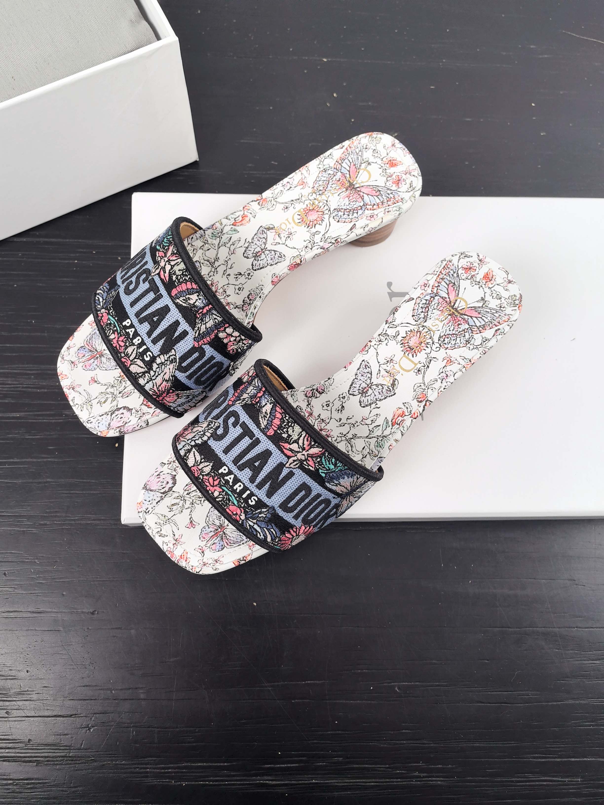 NO:232515,She is here!  It's very popular as soon as it is launched DIO! Home-style flat-soled embroidered slippers Purchase level Select top-notch goods Italian leather outsole sheepskin footbed genuine leather bag midsole print cowhide inner canvas retro LOGO letter cotton jacquard embroidery more exotic flavor essential items in spring and summer Size 35 to 41 sizes (40 41 customization), slippers, dior, slippers, cowhide, sheepskin, Leather soles19860909新色她来啦！一上新就超火爆 DIO! 家爆款平底刺绣一字拖鞋 代购级别 甄选顶级尖货 意大利真皮大底 羊皮垫脚 真皮包中底印花 牛皮内里 帆布复古LOGO字母棉质提花刺绣 更加显得异域风情的味道 春夏必不可少的单品 码数35至41码（40 41 定制）,拖鞋,dior,slippers,cowhide,sheepskin,Leather soles,Women's Shoes