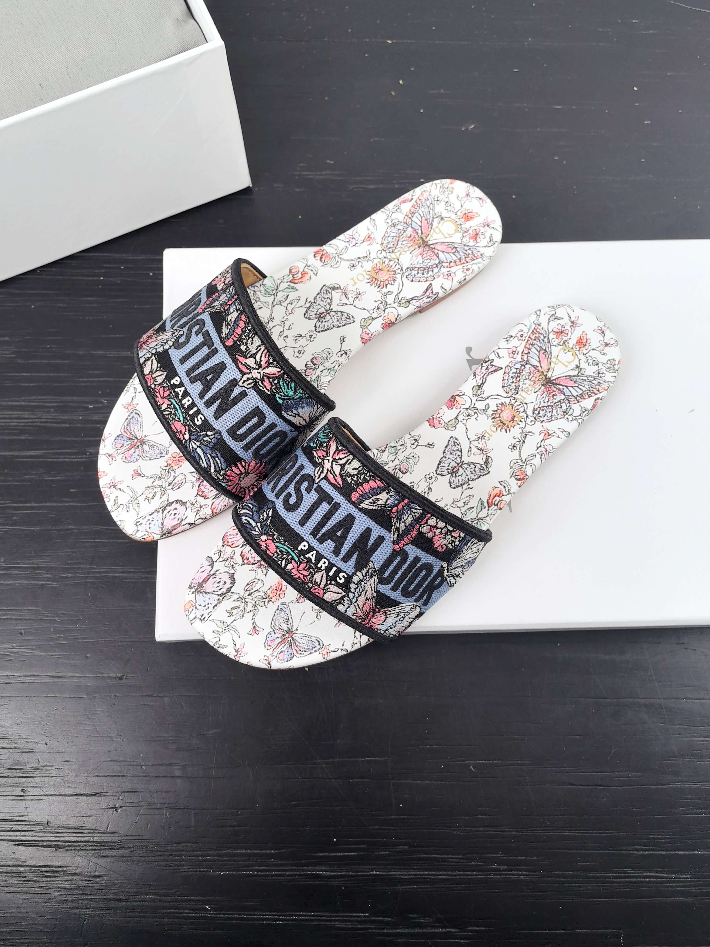 NO:232517,She is here for the new color of 2025!  It's very popular as soon as it is launched DIO! Home-style flat-soled embroidered slippers Purchase level Select top-notch goods Italian leather outsole sheepskin footbed genuine leather bag midsole print cowhide inner canvas retro LOGO letter cotton jacquard embroidery more exotic flavor essential items in spring and summer Size 35 to 41 sizes (40 41 customization), slippers, dior, slippers, cowhide, sheepskin, Leather soles198609092025年新色她来啦！一上新就超火爆 DIO! 家爆款平底刺绣一字拖鞋 代购级别 甄选顶级尖货 意大利真皮大底 羊皮垫脚 真皮包中底印花 牛皮内里 帆布复古LOGO字母棉质提花刺绣 更加显得异域风情的味道 春夏必不可少的单品 码数35至41码（40 41 定制）,拖鞋,dior,slippers,cowhide,sheepskin,Leather soles,Women's Shoes