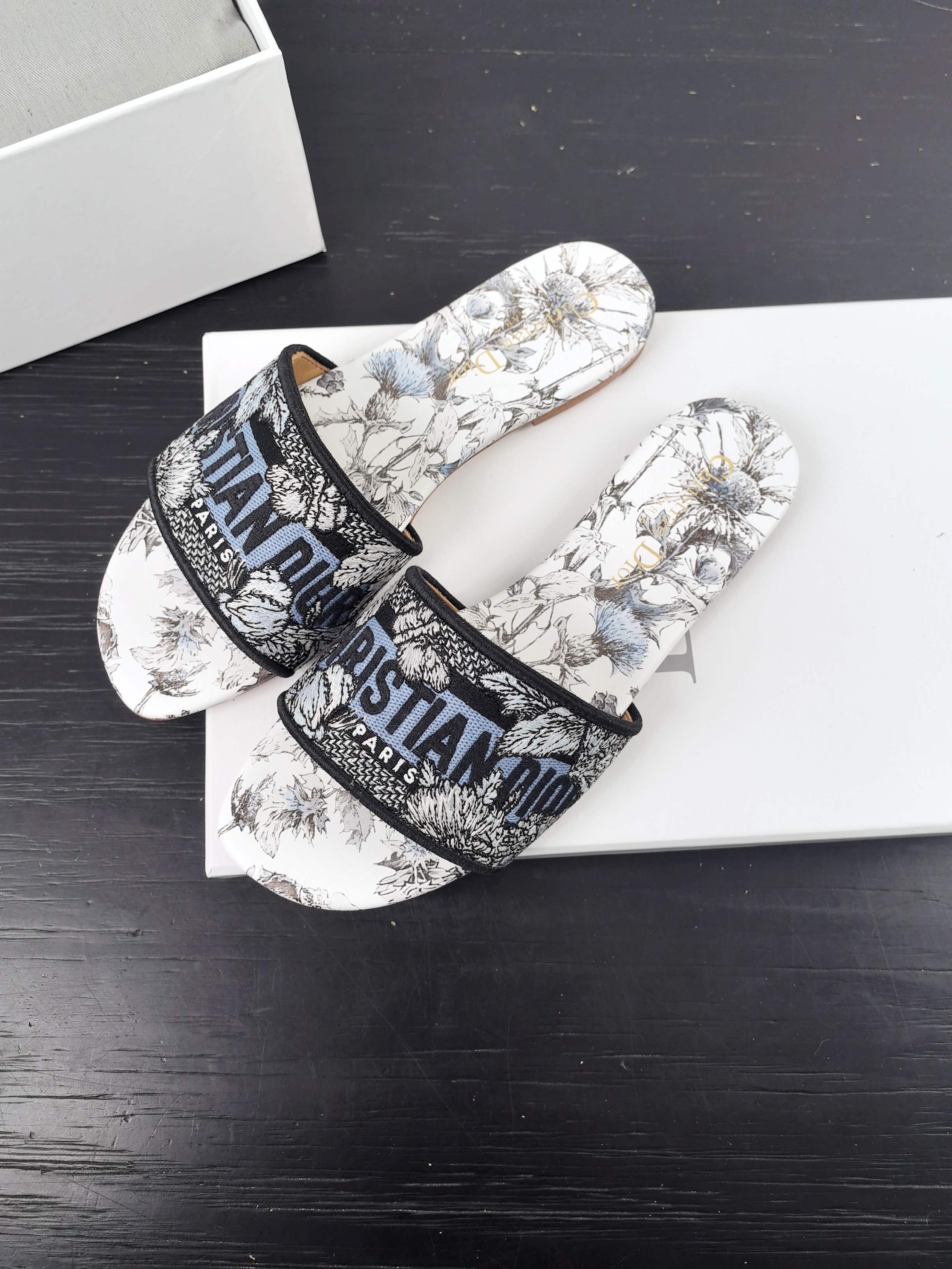 NO:232519,She is here!  It's very popular as soon as it is launched DIO! Home-style flat-soled embroidered slippers Purchase level Select top-notch goods Italian leather outsole sheepskin footbed genuine leather bag midsole print cowhide inner canvas retro LOGO letter cotton jacquard embroidery more exotic flavor essential items in spring and summer Size 35 to 41 sizes (40 41 customization), slippers, dior, slippers, cowhide, sheepskin, Leather soles19860909新色她来啦！一上新就超火爆 DIO! 家爆款平底刺绣一字拖鞋 代购级别 甄选顶级尖货 意大利真皮大底 羊皮垫脚 真皮包中底印花 牛皮内里 帆布复古LOGO字母棉质提花刺绣 更加显得异域风情的味道 春夏必不可少的单品 码数35至41码（40 41 定制）,拖鞋,dior,slippers,cowhide,sheepskin,Leather soles,Women's Shoes