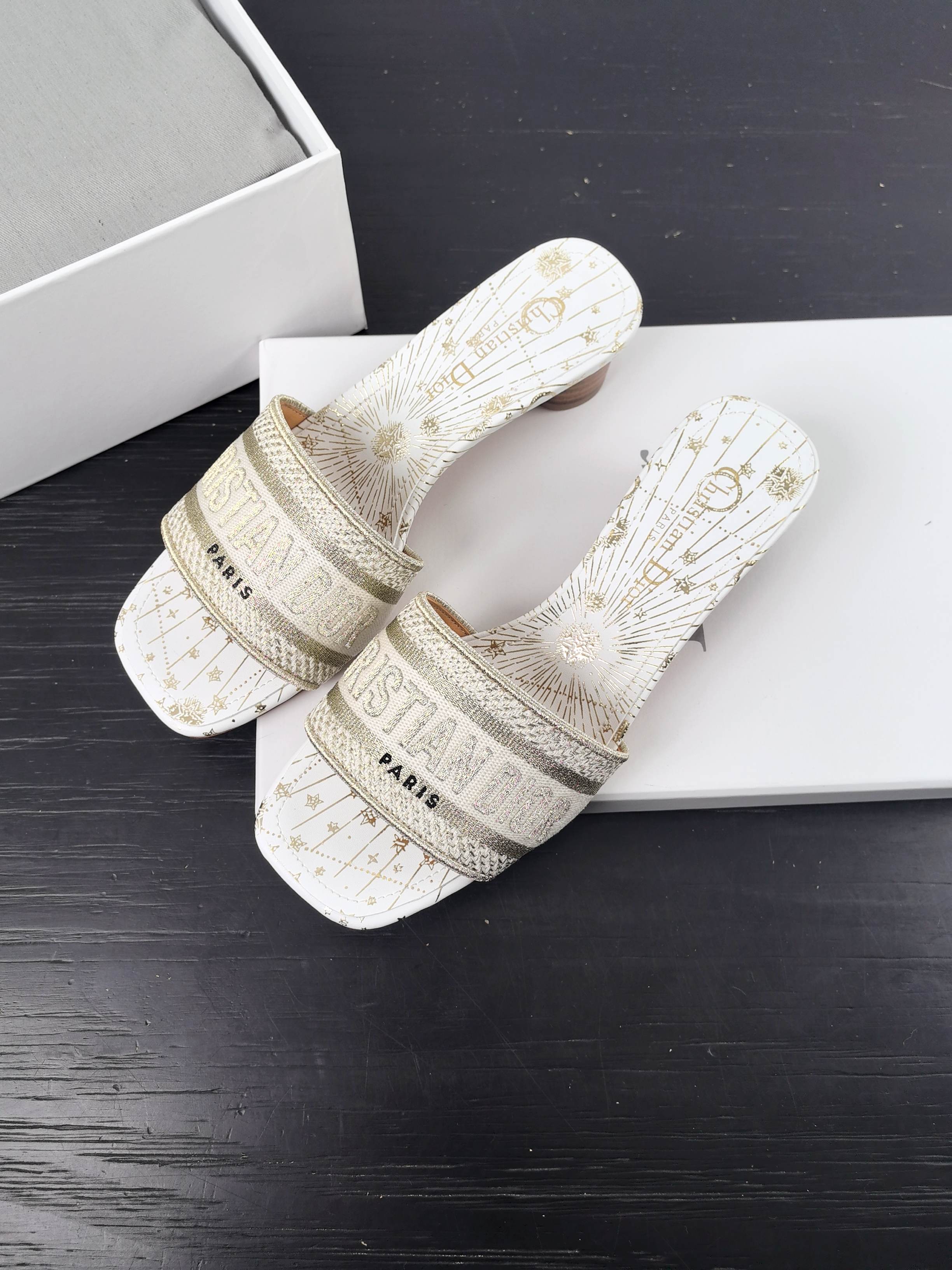 NO:232521,She is here for the new color of 2025!  It's very popular as soon as it is launched DIO! Home-style flat-soled embroidered slippers Purchase level Select top-notch goods Italian leather outsole sheepskin footbed genuine leather bag midsole print cowhide inner canvas retro LOGO letter cotton jacquard embroidery more exotic flavor essential items in spring and summer Size 35 to 41 sizes (40 41 customization), slippers, dior, slippers, cowhide, sheepskin, Leather soles198609092025年新色她来啦！一上新就超火爆 DIO! 家爆款平底刺绣一字拖鞋 代购级别 甄选顶级尖货 意大利真皮大底 羊皮垫脚 真皮包中底印花 牛皮内里 帆布复古LOGO字母棉质提花刺绣 更加显得异域风情的味道 春夏必不可少的单品 码数35至41码（40 41 定制）,拖鞋,dior,slippers,cowhide,sheepskin,Leather soles,Women's Shoes