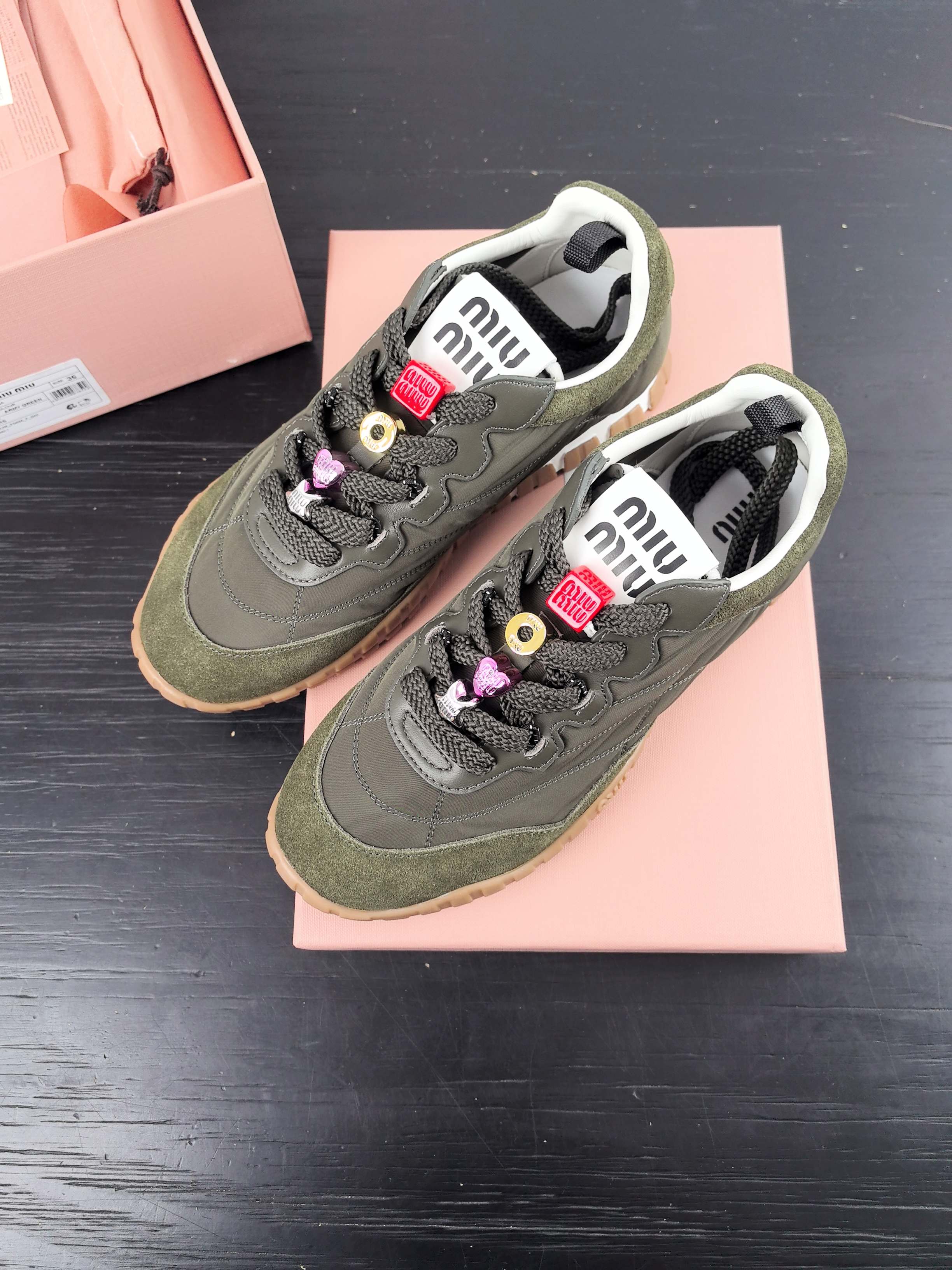 NO:232499,Top version Beads with airplane box /#Miao Miu Spring and Summer New Cookie Shoes Forrest Gump Shoes Casual Sneakers Miumiu Latest Popular Design, Miu Miu style is integrated with the simple lines of this thick-soled canvas sneaker, the chic logo is decorated on the tongue and back of the shoe, embellished with retro design, adding iconic elements!  Thick sole design defines avant-garde modern style. Original custom fabric/beef velvet. Original imported soft lamb wool. Original open molded anti-slip rubber outsole. Sole thickness is about 4.5cm. Size35-40 (40 customization is not returned or exchanged), casual shoes/sports shoes, miumiu, sneakers19860909顶级版本 珠子 带飞机盒  /#缪缪春夏新款 饼干鞋 阿甘鞋休闲运动鞋 miumiu最新爆款 前卫大胆的设计,Miu Miu风格融于此款厚底帆布运动鞋的简约线条, 别致徽标饰于鞋舌与背面,点缀复古设计,平添标志性元素！厚底设计定义前卫的现代风格 面料原版定制布料/牛反绒 内里原版进口柔软羊羔毛 鞋底原版开模防滑橡胶大底 底厚约4.5cm Size35-40（40定制不退换）,休闲鞋/运动鞋,miumiu,sneakers,Women's Shoes